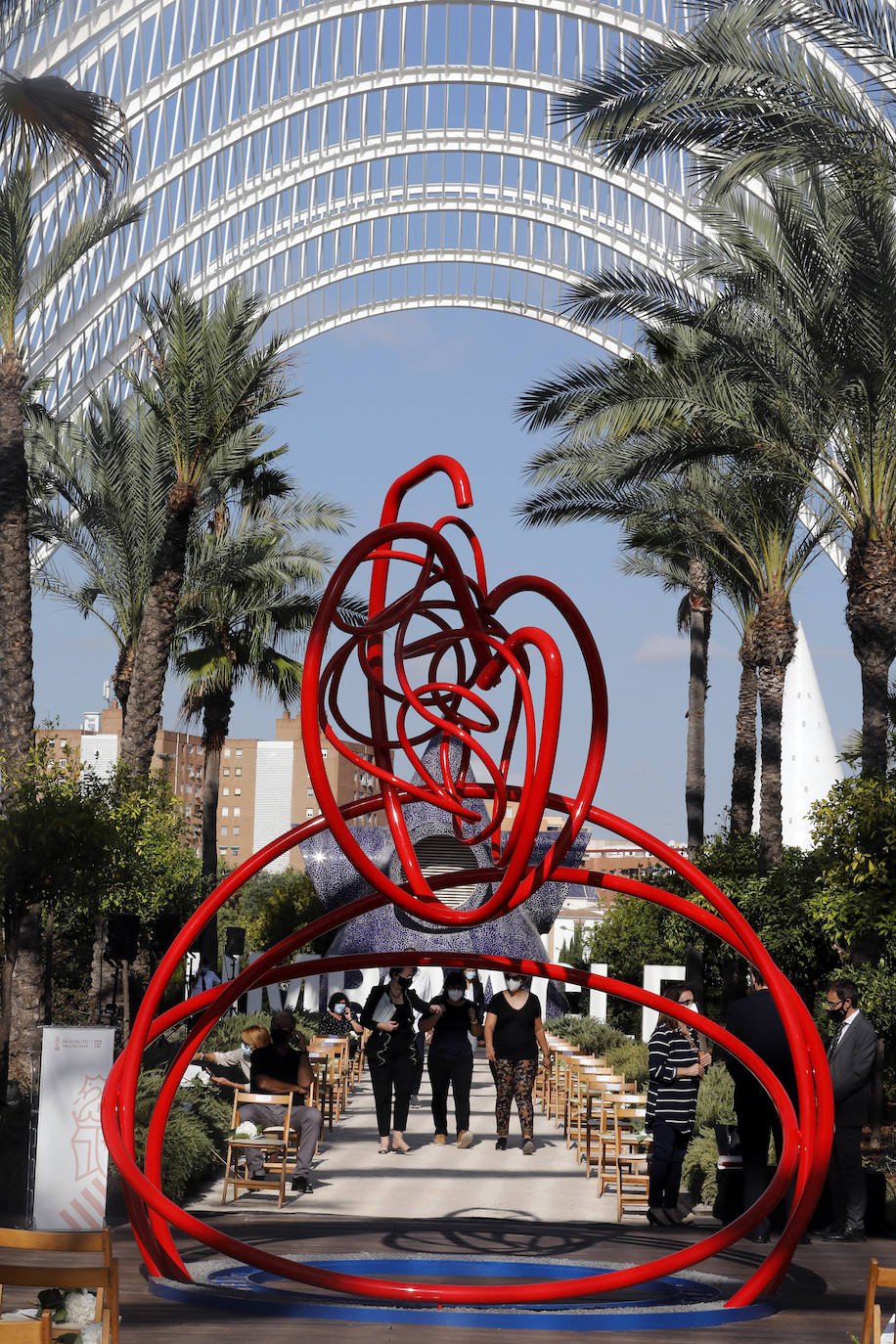 El homenaje, presidido en l'Umbracle por el presidente de la Generalitat, Ximo Puig, cuenta como eje central con la presentación de una escultura elaborada con tierra de las 33 comarcas de la Comunitat