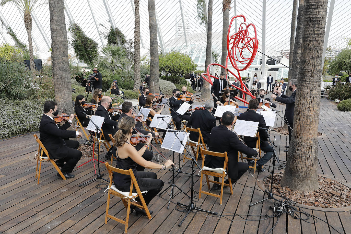 El homenaje, presidido en l'Umbracle por el presidente de la Generalitat, Ximo Puig, cuenta como eje central con la presentación de una escultura elaborada con tierra de las 33 comarcas de la Comunitat