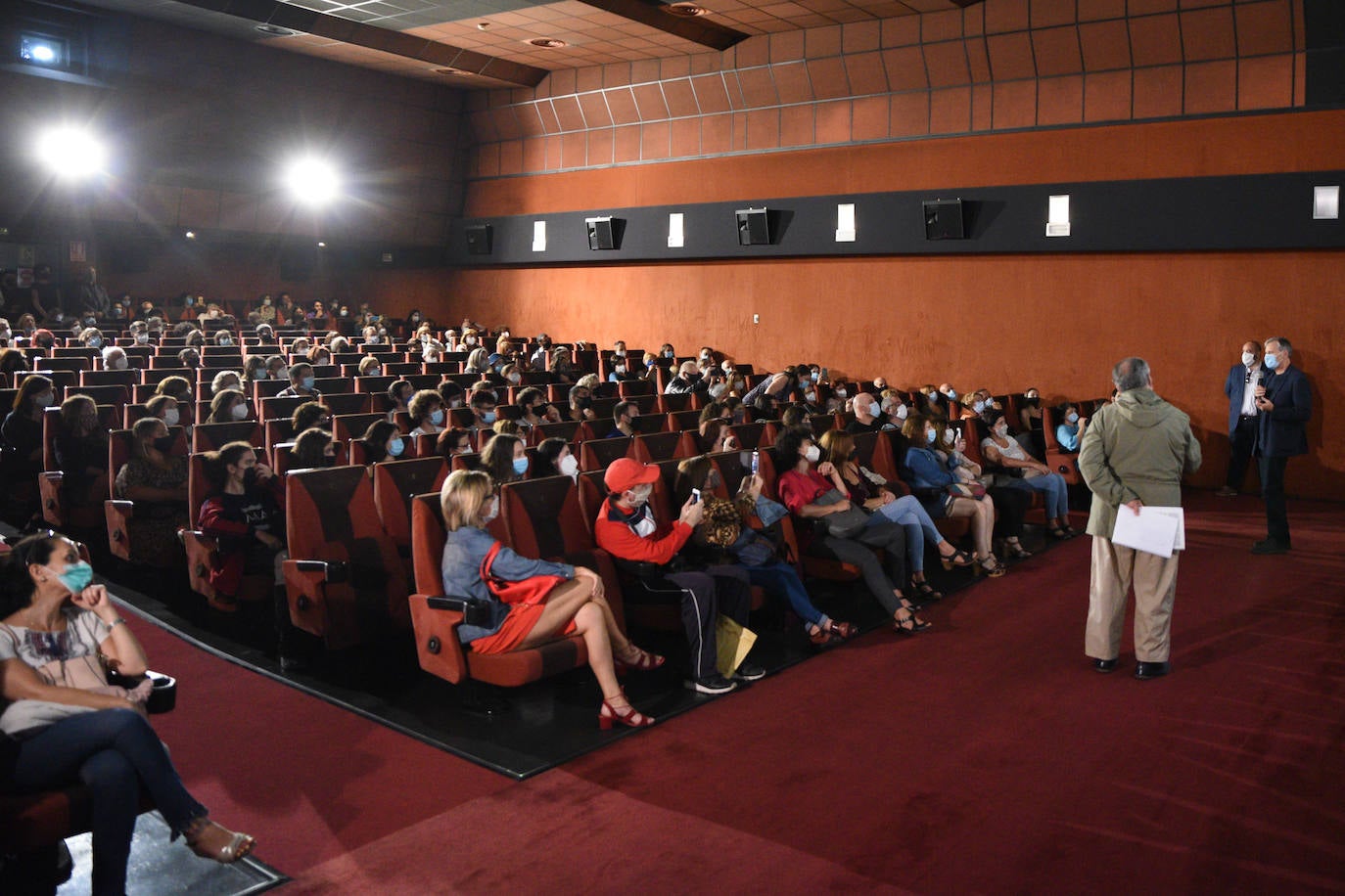 El público de los cines Lys ha recibido con aplausos a Viggo Mortensen, que presenta 'Falling' en Valencia. La película es el debut en la dirección del actor. Antes de presentarla, el intérprete ha estado atento con sus seguidores y se ha hecho algunas fotografías con los fans que le esperaban antes de la proyección de la película. También ha estado en los cines Babel.