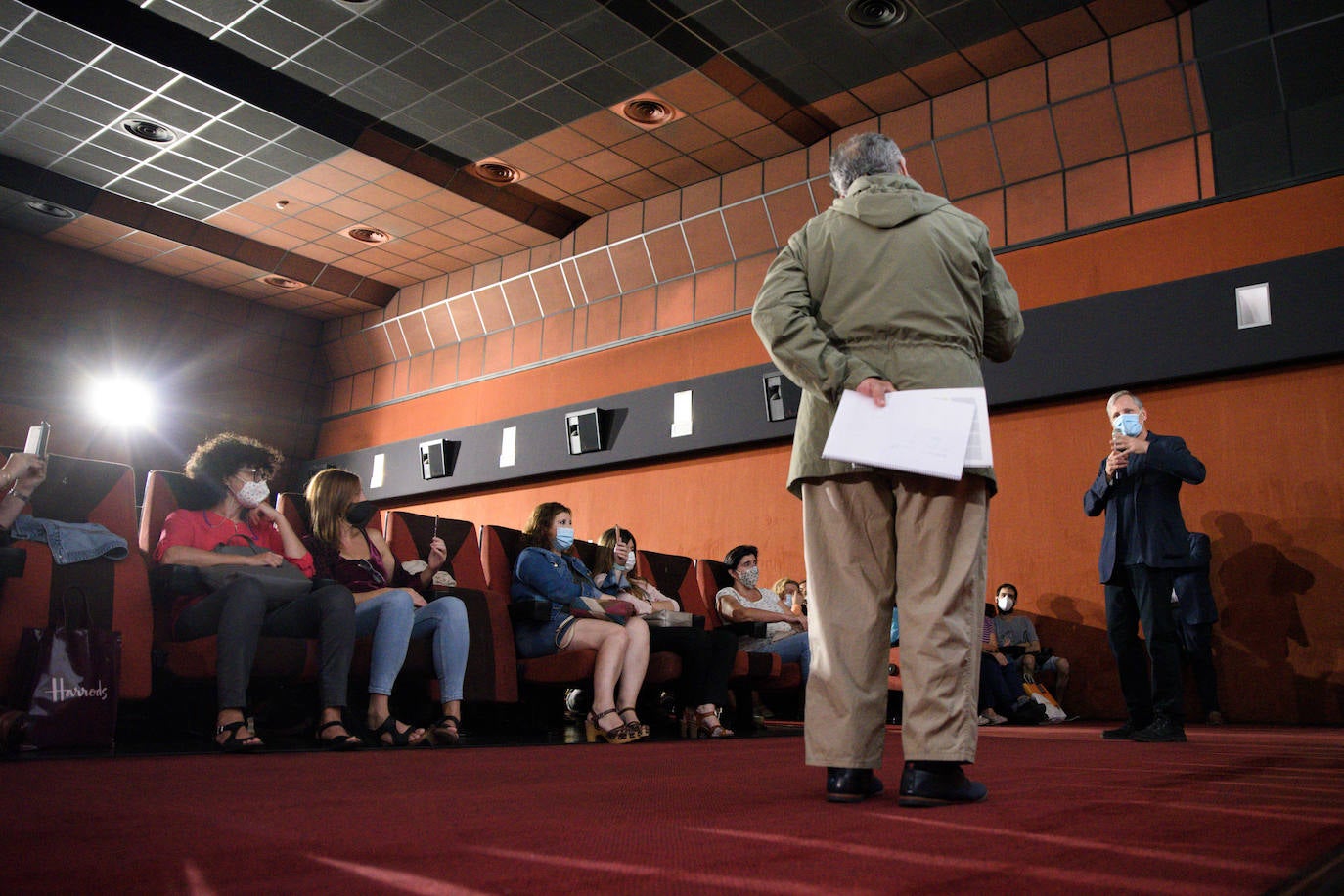 El público de los cines Lys ha recibido con aplausos a Viggo Mortensen, que presenta 'Falling' en Valencia. La película es el debut en la dirección del actor. Antes de presentarla, el intérprete ha estado atento con sus seguidores y se ha hecho algunas fotografías con los fans que le esperaban antes de la proyección de la película. También ha estado en los cines Babel.