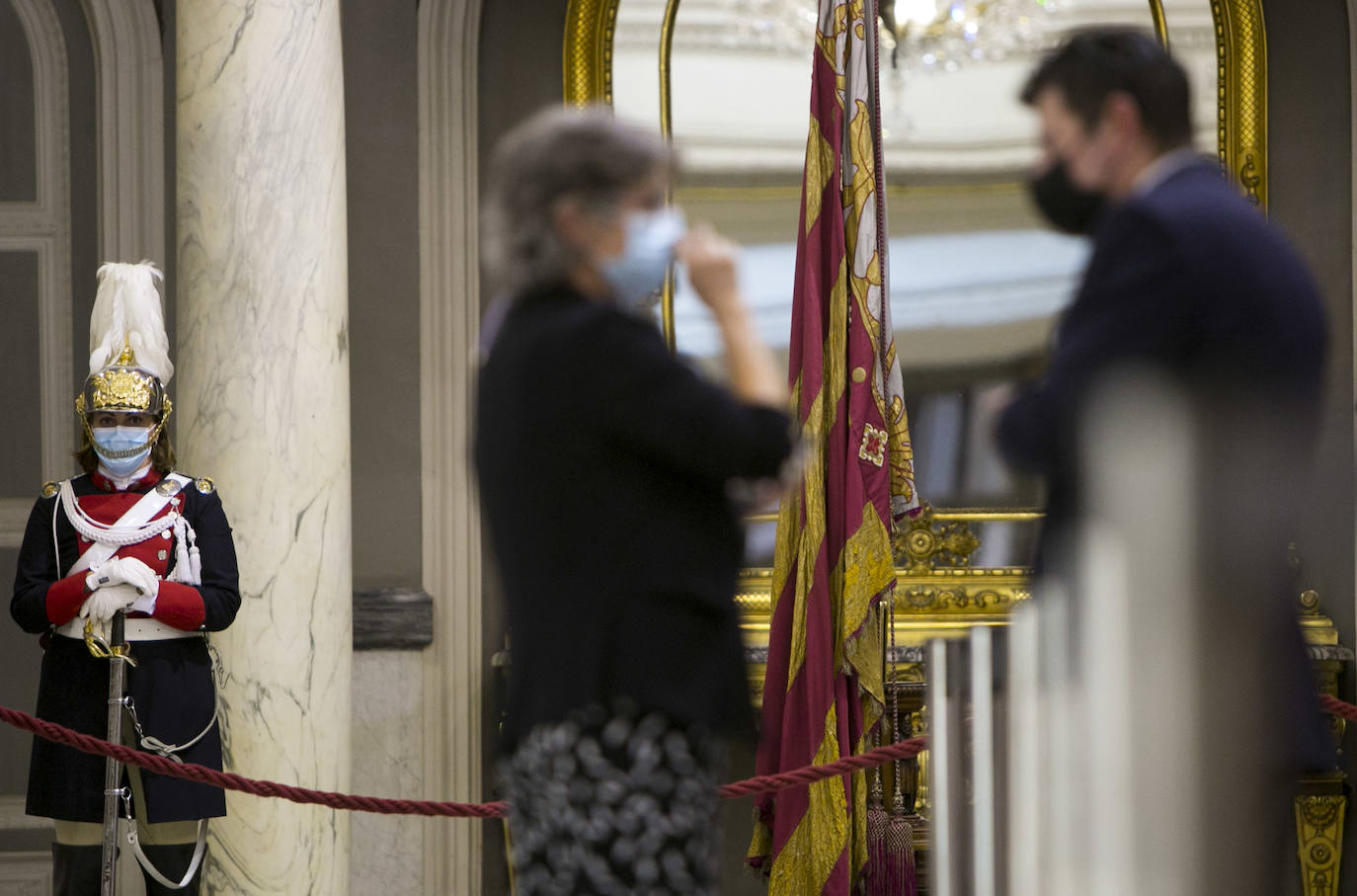 La Real Senyera está expuesta en el Salón de Cristal del Ayuntamiento de Valencia para que los valencianos puedan rendirle homenaje. 