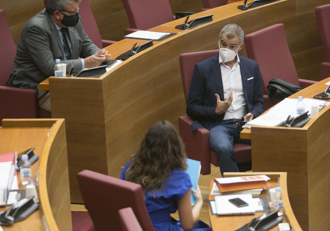 El líder de Ciudadanos, Toni Cantó, en su escaño de Les Corts. damiÁn torres