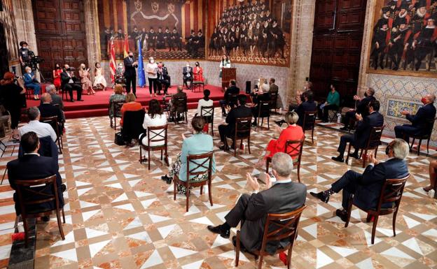 Sanitarios, familiares de víctimas y enfermos de Covid recogen las distinciones de la Generalitat