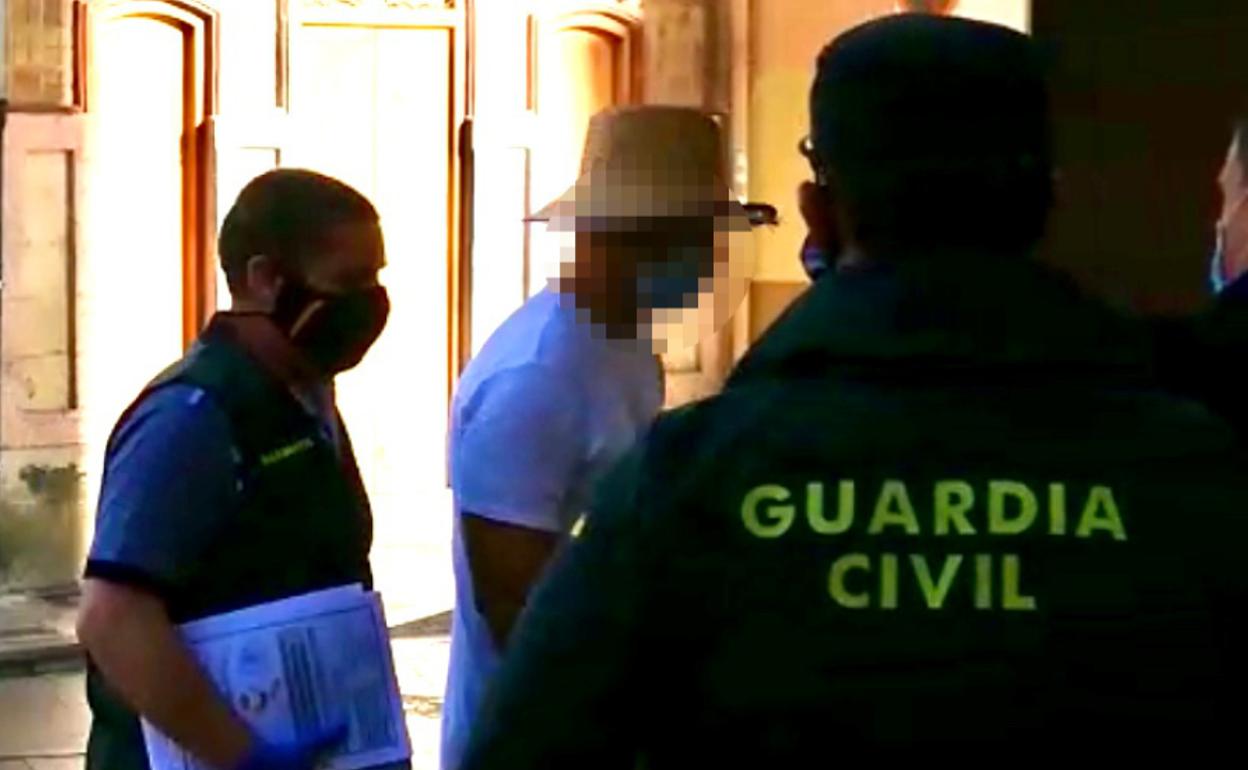 El actor Nacho Vidal, el día que fue detenido, junto a dos guardias civiles. 