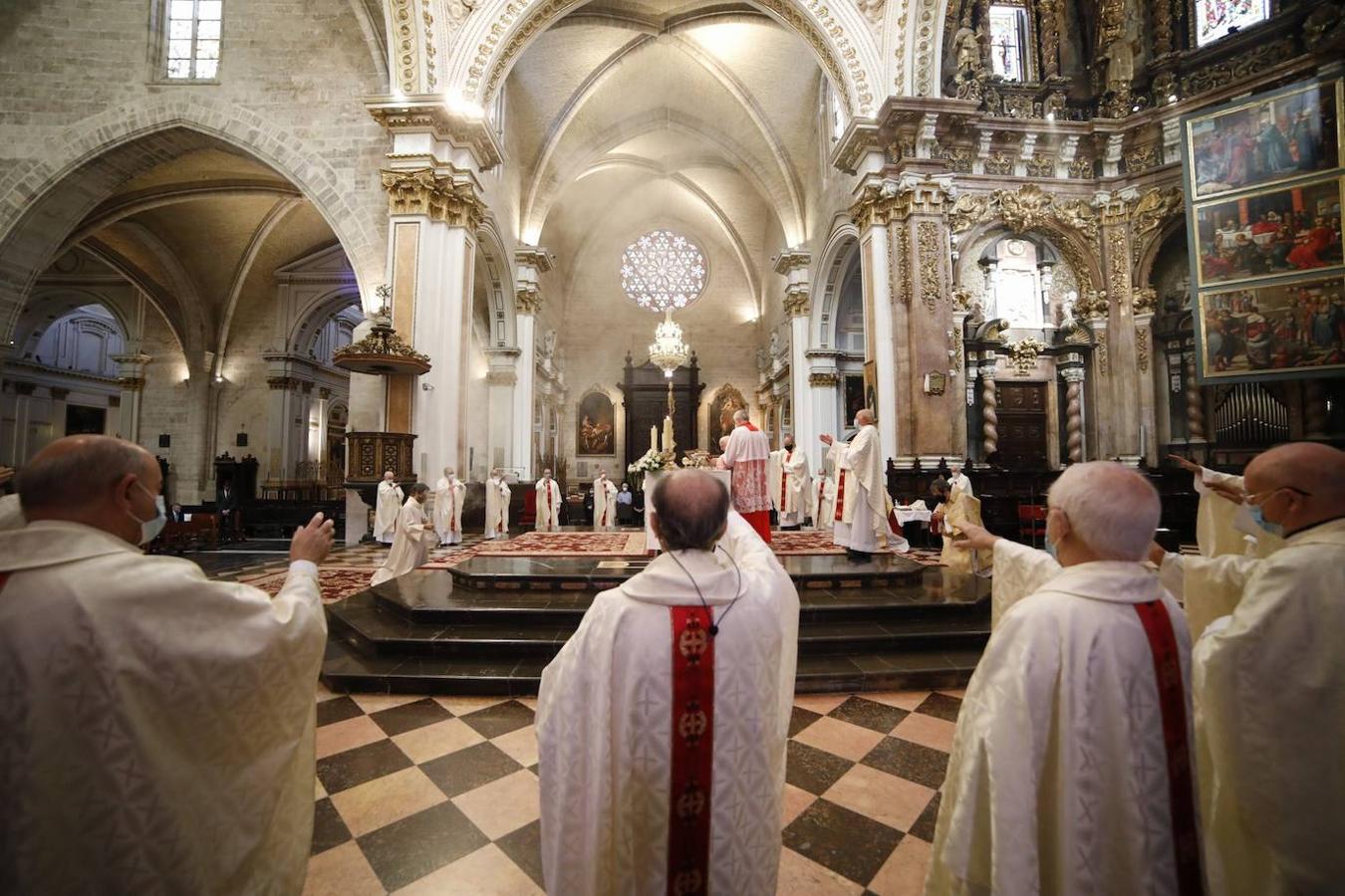 La Comunitat Valenciana celebra su día grande con muchas diferencias respecto a años anteriores: este 9 d'Octubre está marcado por la pandemia del coronavirus. A pesar de ellos, se han realizado los actos institucionales en el Palau de la Generalitat y el Ayuntamiento, el 'Te Deum' en la Catedral e incluso los músicos han puesto acordes al 9 d'Octubre desde las calles y los balcones. 