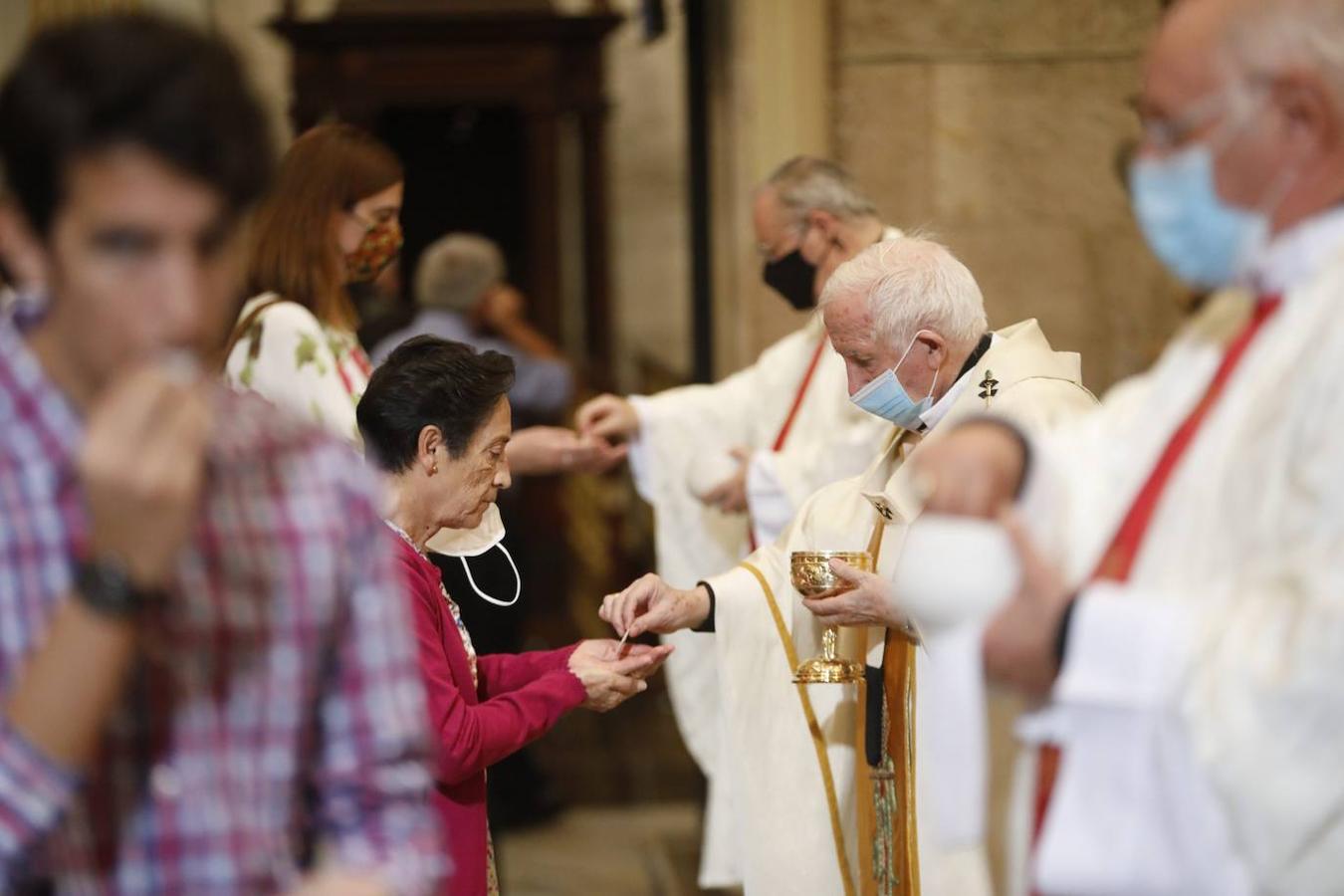 La Comunitat Valenciana celebra su día grande con muchas diferencias respecto a años anteriores: este 9 d'Octubre está marcado por la pandemia del coronavirus. A pesar de ellos, se han realizado los actos institucionales en el Palau de la Generalitat y el Ayuntamiento, el 'Te Deum' en la Catedral e incluso los músicos han puesto acordes al 9 d'Octubre desde las calles y los balcones. 