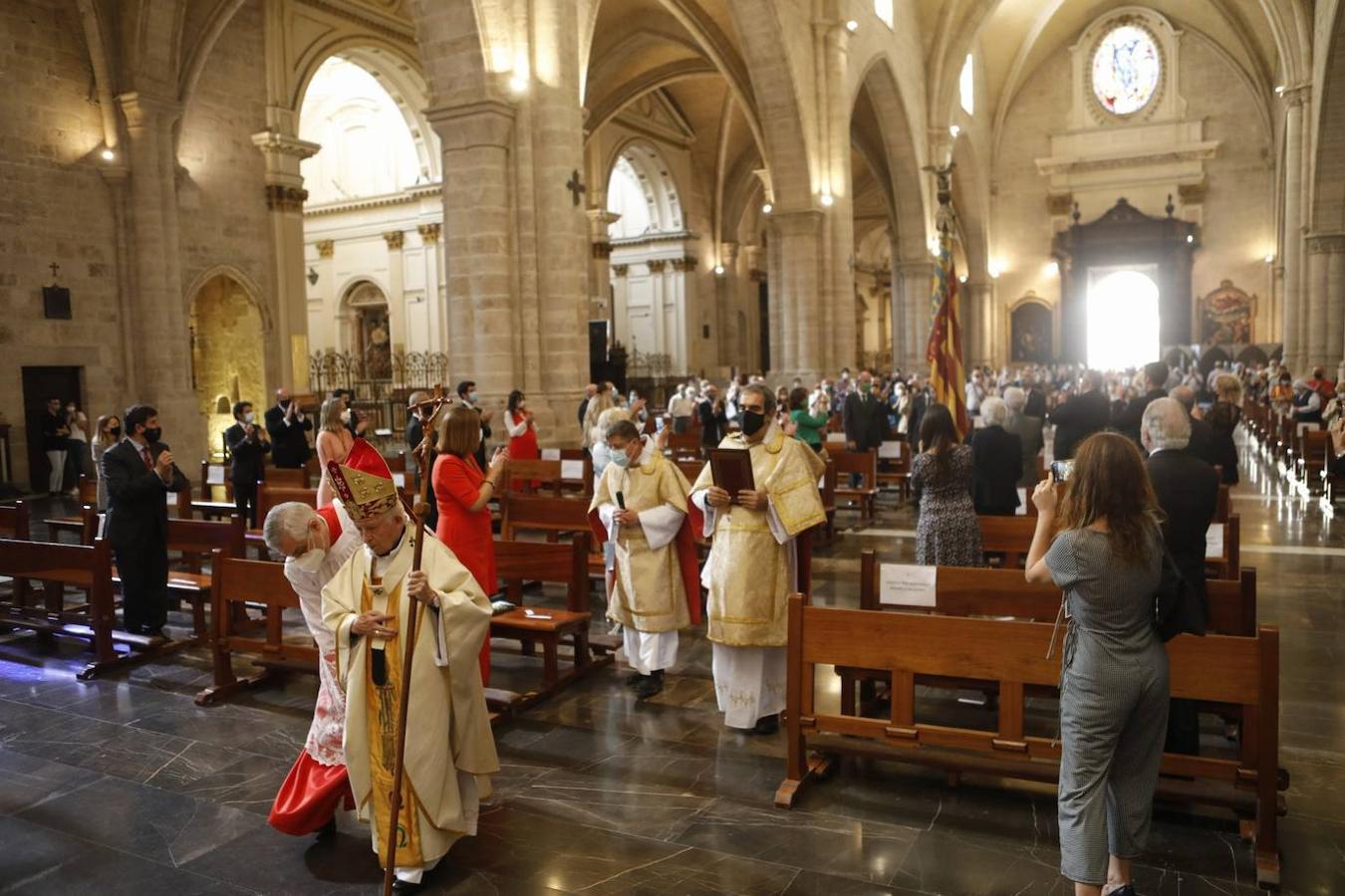 La celebración del 'Te Deum' apartada del programa oficial de actos del Ayuntamiento llena la Catedral de Valencia cumpliendo con las medidas sanitarias