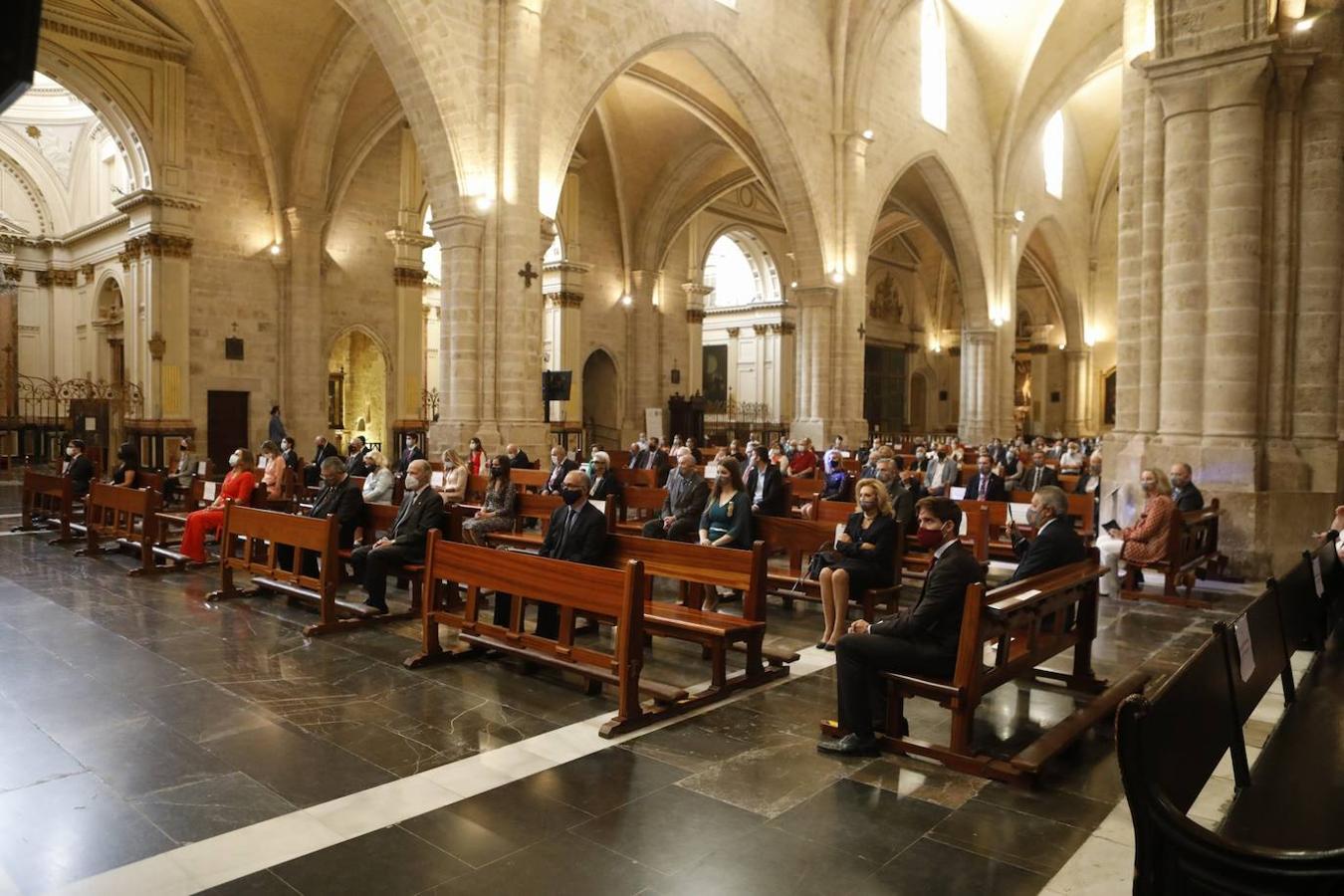 La Comunitat Valenciana celebra su día grande con muchas diferencias respecto a años anteriores: este 9 d'Octubre está marcado por la pandemia del coronavirus. A pesar de ellos, se han realizado los actos institucionales en el Palau de la Generalitat y el Ayuntamiento, el 'Te Deum' en la Catedral e incluso los músicos han puesto acordes al 9 d'Octubre desde las calles y los balcones. 