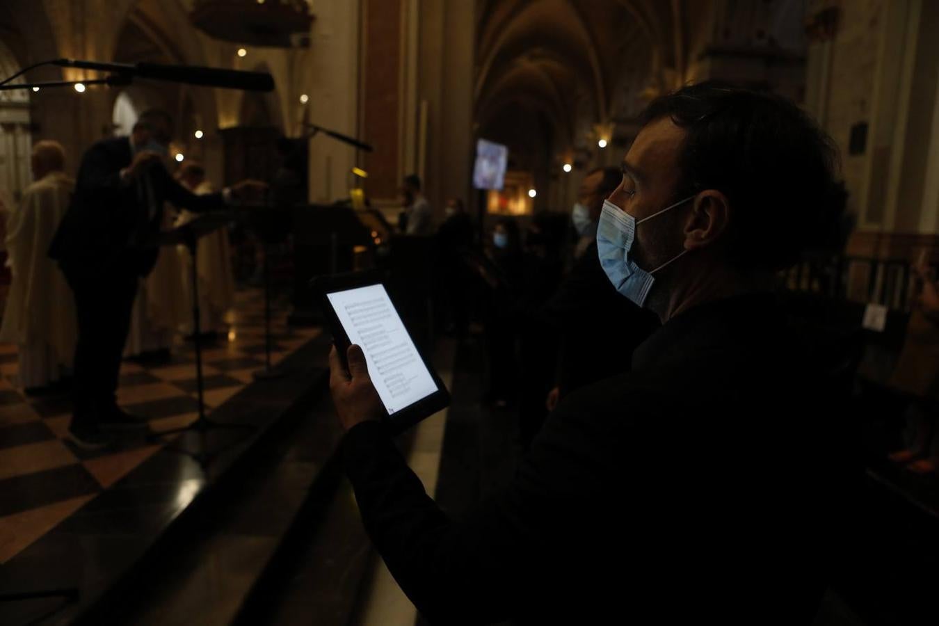 La celebración del 'Te Deum' apartada del programa oficial de actos del Ayuntamiento llena la Catedral de Valencia cumpliendo con las medidas sanitarias