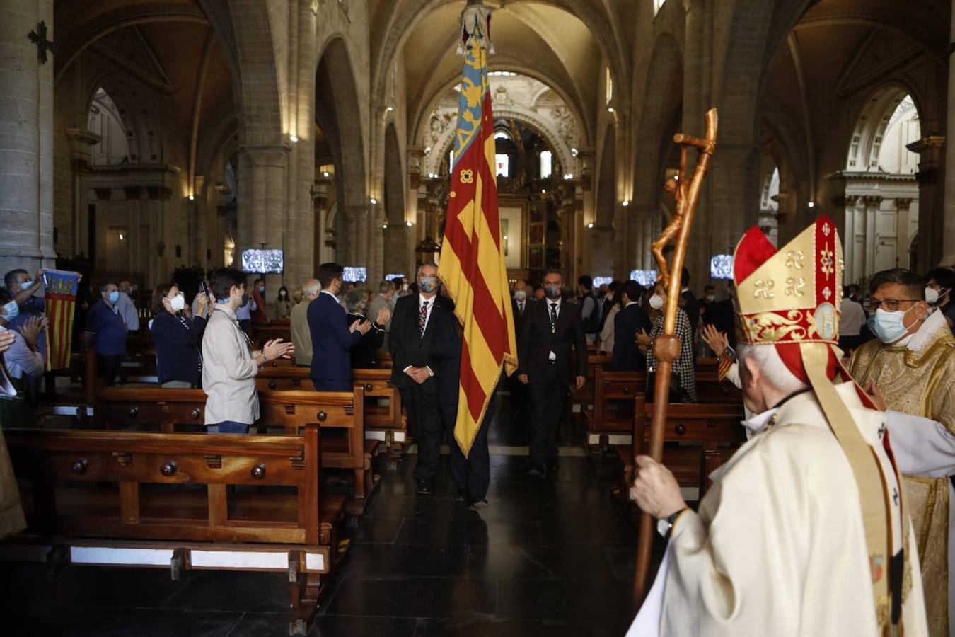 La Comunitat Valenciana celebra su día grande con muchas diferencias respecto a años anteriores: este 9 d'Octubre está marcado por la pandemia del coronavirus. A pesar de ellos, se han realizado los actos institucionales en el Palau de la Generalitat y el Ayuntamiento, el 'Te Deum' en la Catedral e incluso los músicos han puesto acordes al 9 d'Octubre desde las calles y los balcones. 