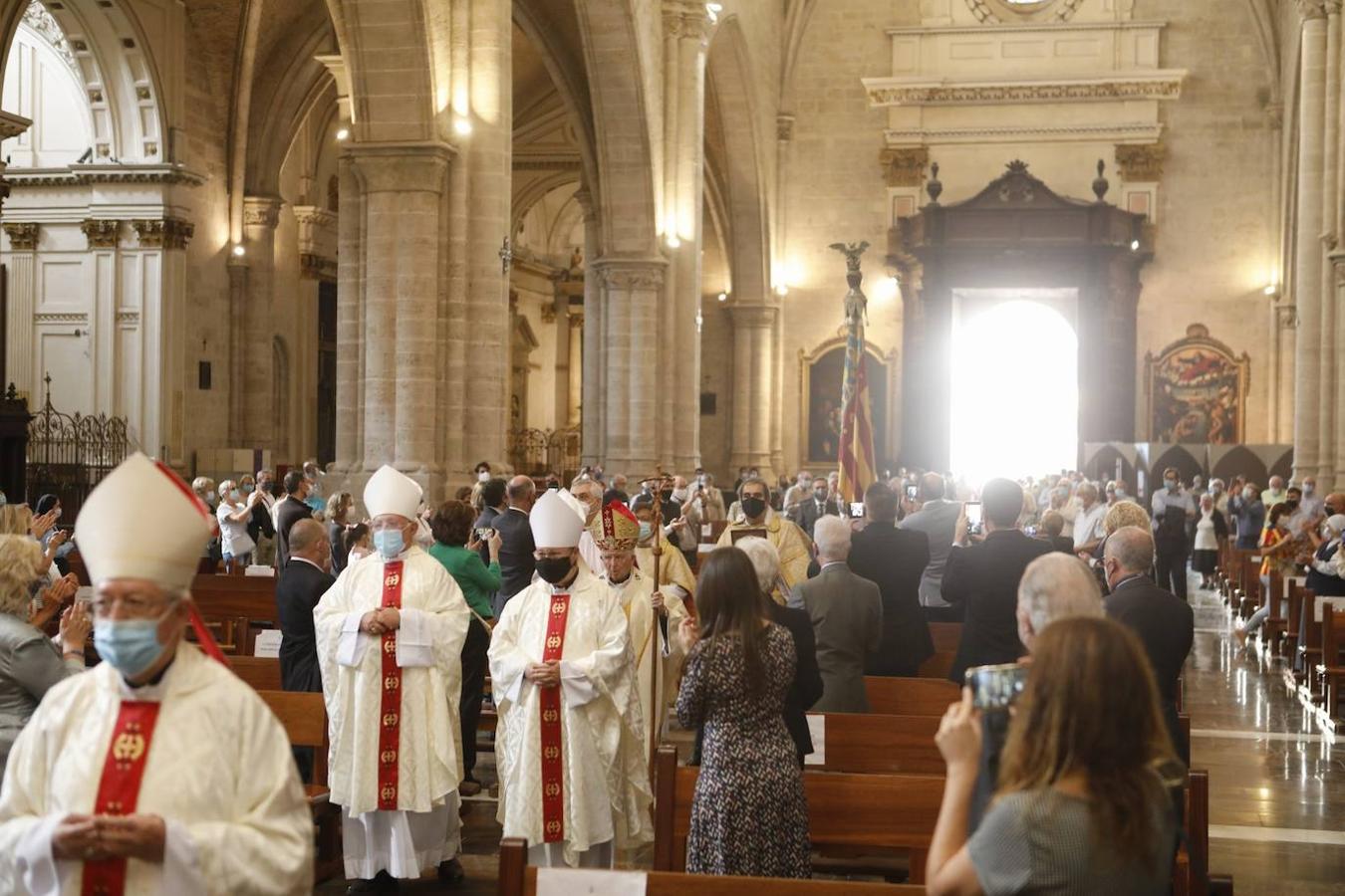 La celebración del 'Te Deum' apartada del programa oficial de actos del Ayuntamiento llena la Catedral de Valencia cumpliendo con las medidas sanitarias