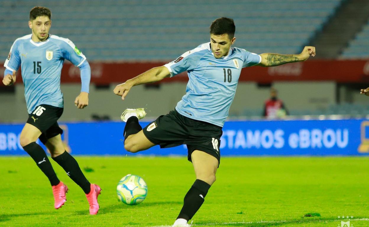 Maxi Gómez se dispone a chutar en el gol que dio la victoria a Uruguay. 