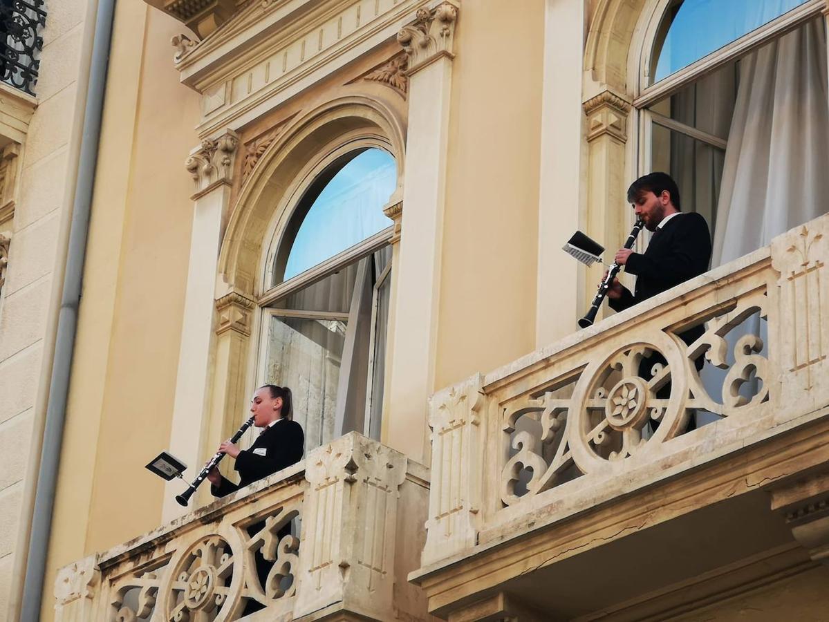 La Agrupación Musical Carrera de Fuente San Luis ha sido la encargada de poner los primeros acordes al 9 d'Octubre. Los músicos dirigidos por Didac Bosch han interpretado varias piezas a las puertas del acto institucional del Palau. La pandemia, eso sí, ha provocado que varios de los intérpretes hayan tocado sus instrumentos desde los balcones. Entre las composiciones que integran el repertorio, figuran 'El Tío Ramón', de Salvador Salvà; 'Pérez Barceló', de Bernabé Sanchis; ''Febrer', de Juan Calatayud; 'Ragón Falez', de Emilio Cebrián; 'Xàbia', de Salvador Salvà; y 'Valencia', de José Padilla. En una segunda parte, se escucharán también 'Fiesta en Benidorm' (Rafael Domenech) y 'Fet a posta' (Miguel Picó). 