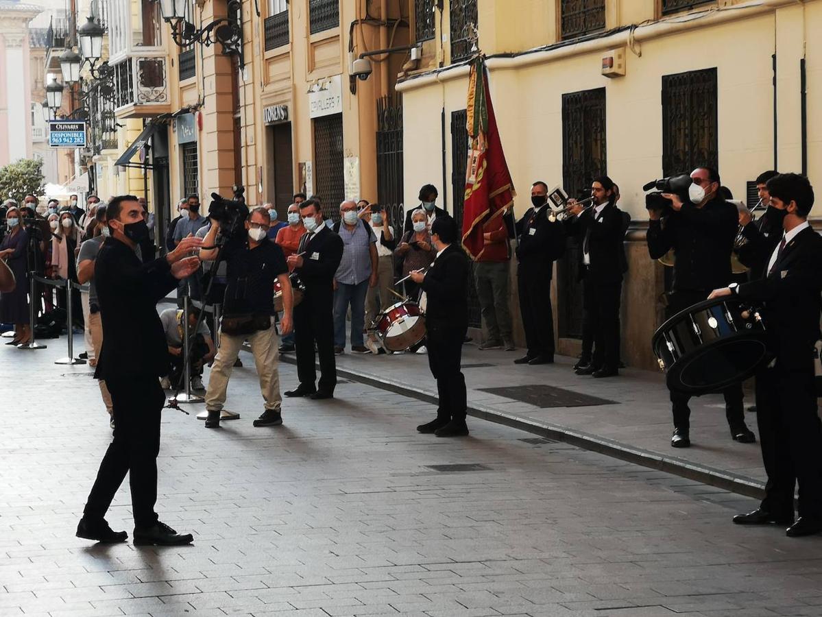 La Comunitat Valenciana celebra su día grande con muchas diferencias respecto a años anteriores: este 9 d'Octubre está marcado por la pandemia del coronavirus. A pesar de ellos, se han realizado los actos institucionales en el Palau de la Generalitat y el Ayuntamiento, el 'Te Deum' en la Catedral e incluso los músicos han puesto acordes al 9 d'Octubre desde las calles y los balcones. 