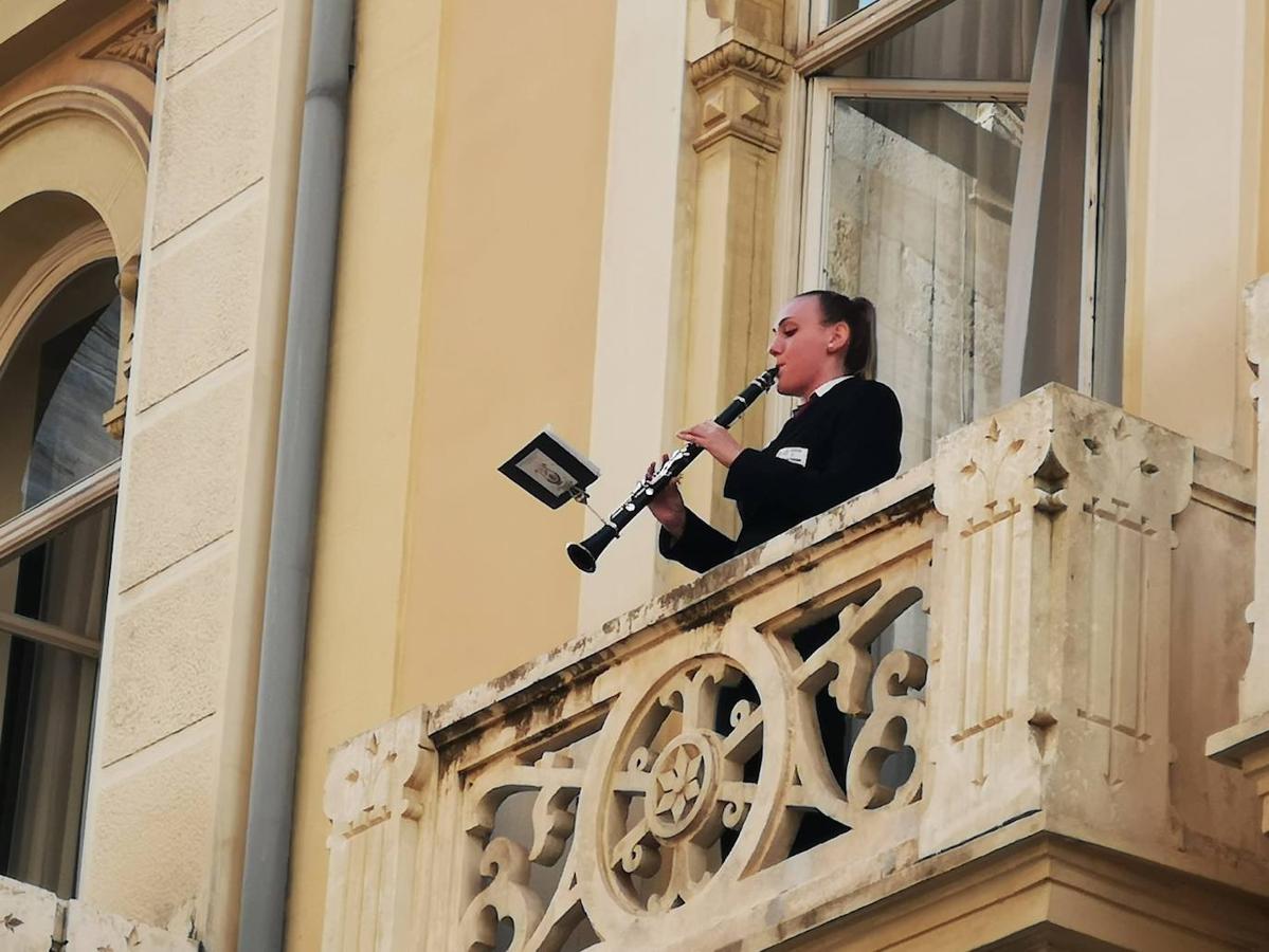 La Agrupación Musical Carrera de Fuente San Luis ha sido la encargada de poner los primeros acordes al 9 d'Octubre. Los músicos dirigidos por Didac Bosch han interpretado varias piezas a las puertas del acto institucional del Palau. La pandemia, eso sí, ha provocado que varios de los intérpretes hayan tocado sus instrumentos desde los balcones. Entre las composiciones que integran el repertorio, figuran 'El Tío Ramón', de Salvador Salvà; 'Pérez Barceló', de Bernabé Sanchis; ''Febrer', de Juan Calatayud; 'Ragón Falez', de Emilio Cebrián; 'Xàbia', de Salvador Salvà; y 'Valencia', de José Padilla. En una segunda parte, se escucharán también 'Fiesta en Benidorm' (Rafael Domenech) y 'Fet a posta' (Miguel Picó). 