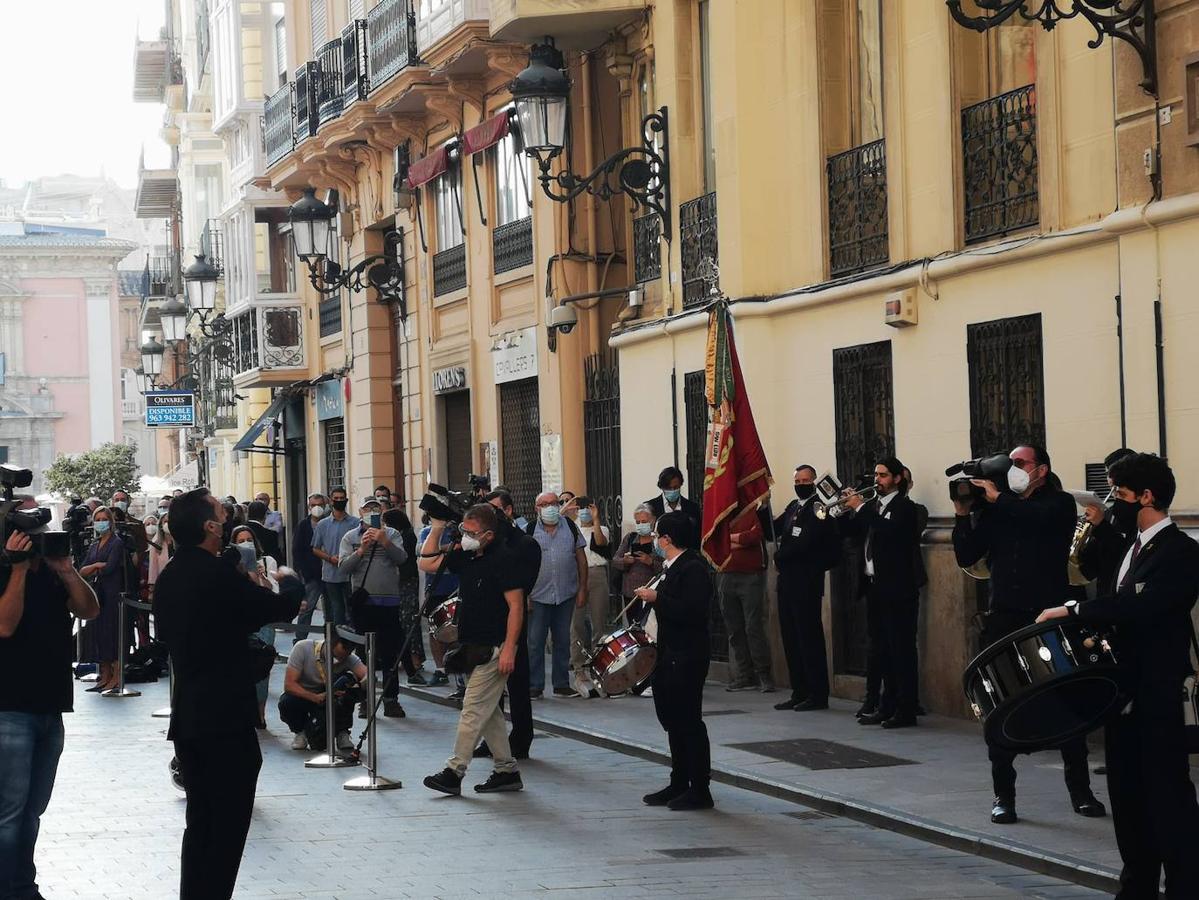 La Comunitat Valenciana celebra su día grande con muchas diferencias respecto a años anteriores: este 9 d'Octubre está marcado por la pandemia del coronavirus. A pesar de ellos, se han realizado los actos institucionales en el Palau de la Generalitat y el Ayuntamiento, el 'Te Deum' en la Catedral e incluso los músicos han puesto acordes al 9 d'Octubre desde las calles y los balcones. 