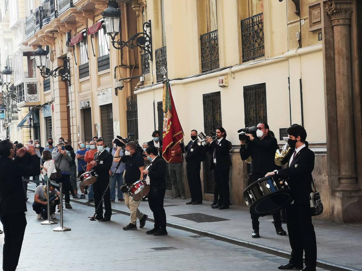 La Comunitat Valenciana celebra su día grande con muchas diferencias respecto a años anteriores: este 9 d'Octubre está marcado por la pandemia del coronavirus. A pesar de ellos, se han realizado los actos institucionales en el Palau de la Generalitat y el Ayuntamiento, el 'Te Deum' en la Catedral e incluso los músicos han puesto acordes al 9 d'Octubre desde las calles y los balcones. 