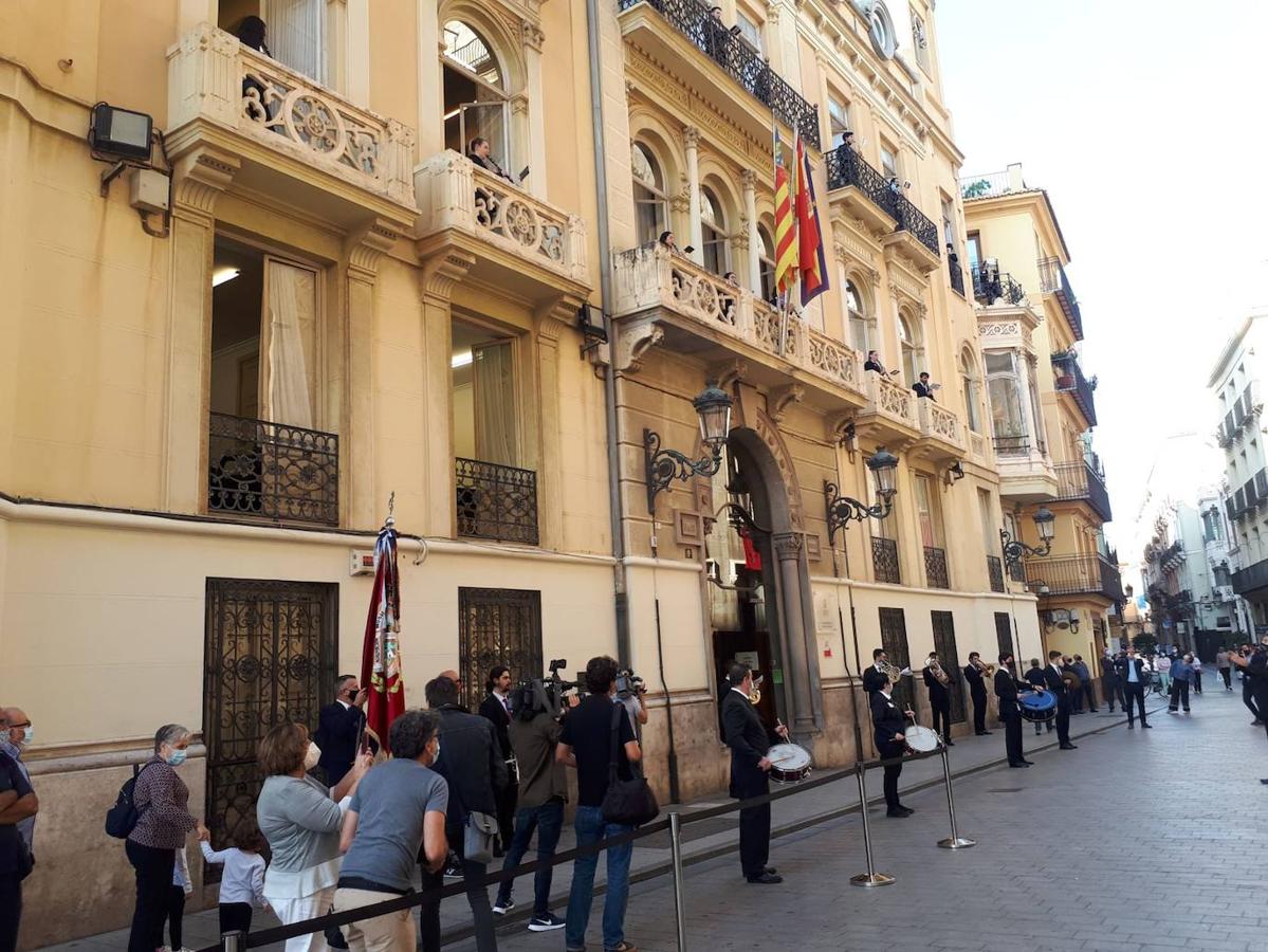 La Comunitat Valenciana celebra su día grande con muchas diferencias respecto a años anteriores: este 9 d'Octubre está marcado por la pandemia del coronavirus. A pesar de ellos, se han realizado los actos institucionales en el Palau de la Generalitat y el Ayuntamiento, el 'Te Deum' en la Catedral e incluso los músicos han puesto acordes al 9 d'Octubre desde las calles y los balcones. 