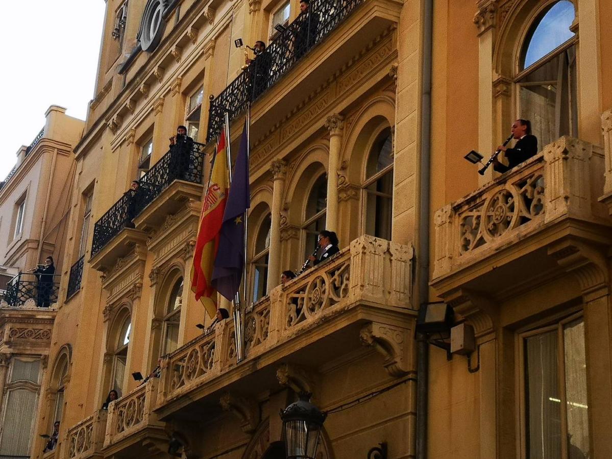 La Agrupación Musical Carrera de Fuente San Luis ha sido la encargada de poner los primeros acordes al 9 d'Octubre. Los músicos dirigidos por Didac Bosch han interpretado varias piezas a las puertas del acto institucional del Palau. La pandemia, eso sí, ha provocado que varios de los intérpretes hayan tocado sus instrumentos desde los balcones. Entre las composiciones que integran el repertorio, figuran 'El Tío Ramón', de Salvador Salvà; 'Pérez Barceló', de Bernabé Sanchis; ''Febrer', de Juan Calatayud; 'Ragón Falez', de Emilio Cebrián; 'Xàbia', de Salvador Salvà; y 'Valencia', de José Padilla. En una segunda parte, se escucharán también 'Fiesta en Benidorm' (Rafael Domenech) y 'Fet a posta' (Miguel Picó). 