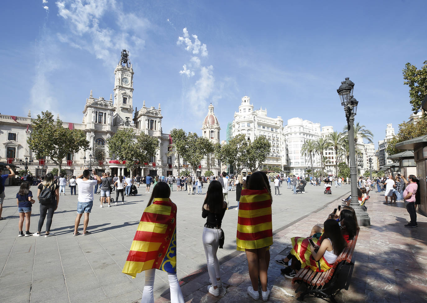 La Comunitat Valenciana celebra su día grande con muchas diferencias respecto a años anteriores: este 9 d'Octubre está marcado por la pandemia del coronavirus. A pesar de ello, se han realizado los actos institucionales en el Palau de la Generalitat y el Ayuntamiento, el 'Te Deum' en la Catedral e incluso los músicos han puesto acordes al 9 d'Octubre desde las calles y los balcones. 