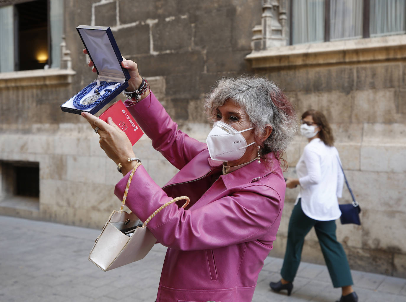 En un año marcado por la pandemia, la celebración del día grande de la Comunitat no podía tener otros protagonistas que los colectivos que han ayudado a luchar contra el coronavirus. El Palau de la Generalitat acoge el acto institucional de entrega de las Distinciones de la Generalitat con motivo del 9 d'Octubre