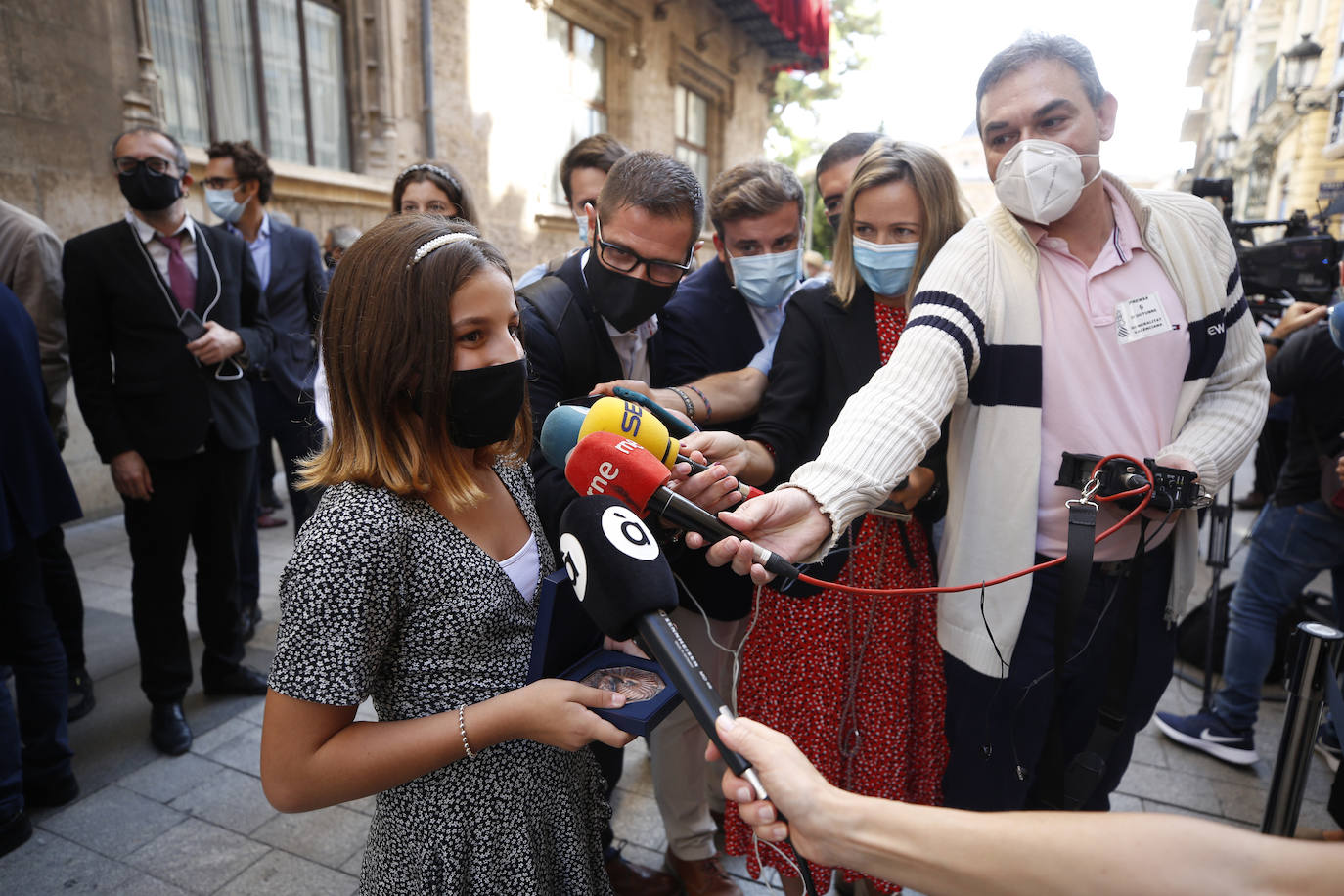 En un año marcado por la pandemia, la celebración del día grande de la Comunitat no podía tener otros protagonistas que los colectivos que han ayudado a luchar contra el coronavirus. El Palau de la Generalitat acoge el acto institucional de entrega de las Distinciones de la Generalitat con motivo del 9 d'Octubre