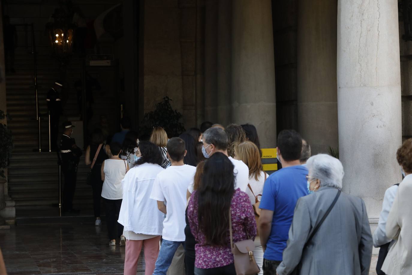 La Comunitat Valenciana celebra su día grande con muchas diferencias respecto a años anteriores: este 9 d'Octubre está marcado por la pandemia del coronavirus. A pesar de ello, se han realizado los actos institucionales en el Palau de la Generalitat y el Ayuntamiento, el 'Te Deum' en la Catedral e incluso los músicos han puesto acordes al 9 d'Octubre desde las calles y los balcones. 