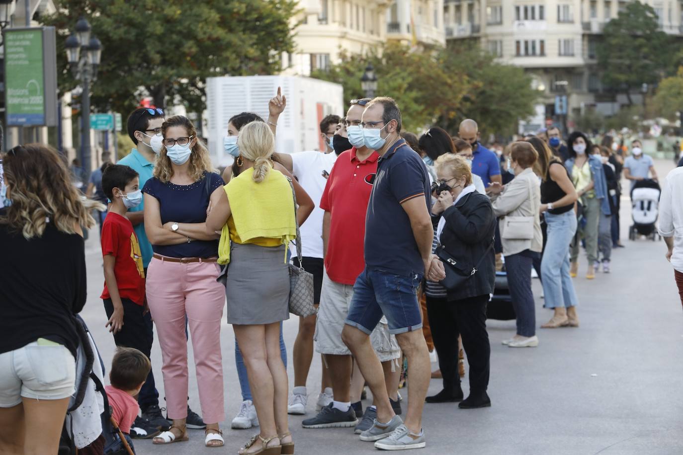 La Comunitat Valenciana celebra su día grande con muchas diferencias respecto a años anteriores: este 9 d'Octubre está marcado por la pandemia del coronavirus. A pesar de ello, se han realizado los actos institucionales en el Palau de la Generalitat y el Ayuntamiento, el 'Te Deum' en la Catedral e incluso los músicos han puesto acordes al 9 d'Octubre desde las calles y los balcones. 