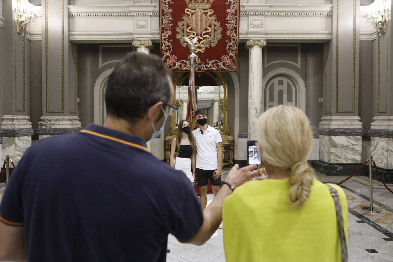 La Comunitat Valenciana celebra su día grande con muchas diferencias respecto a años anteriores: este 9 d'Octubre está marcado por la pandemia del coronavirus. A pesar de ello, se han realizado los actos institucionales en el Palau de la Generalitat y el Ayuntamiento, el 'Te Deum' en la Catedral e incluso los músicos han puesto acordes al 9 d'Octubre desde las calles y los balcones. 