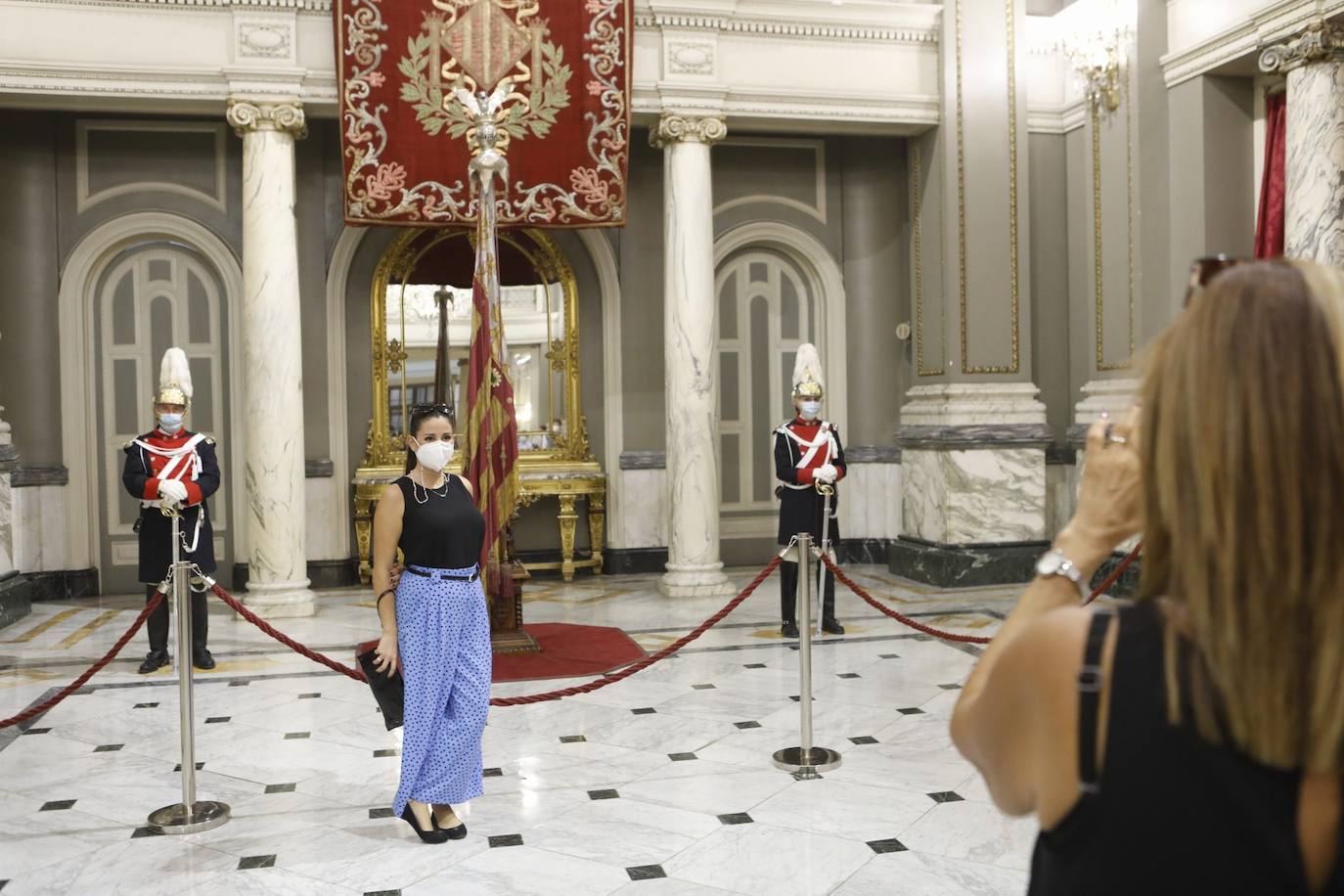 La Comunitat Valenciana celebra su día grande con muchas diferencias respecto a años anteriores: este 9 d'Octubre está marcado por la pandemia del coronavirus. A pesar de ello, se han realizado los actos institucionales en el Palau de la Generalitat y el Ayuntamiento, el 'Te Deum' en la Catedral e incluso los músicos han puesto acordes al 9 d'Octubre desde las calles y los balcones. 