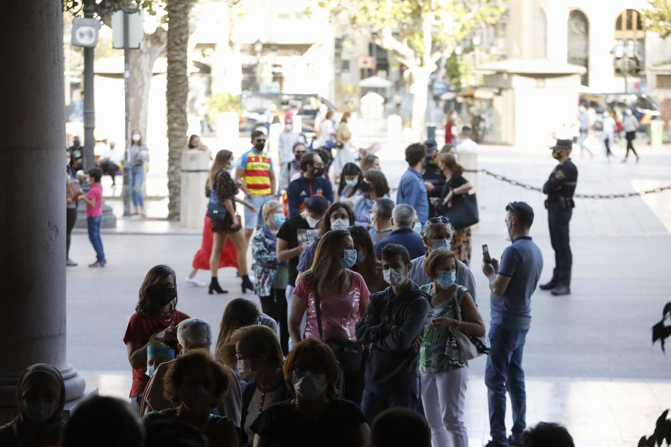 La Comunitat Valenciana celebra su día grande con muchas diferencias respecto a años anteriores: este 9 d'Octubre está marcado por la pandemia del coronavirus. A pesar de ello, se han realizado los actos institucionales en el Palau de la Generalitat y el Ayuntamiento, el 'Te Deum' en la Catedral e incluso los músicos han puesto acordes al 9 d'Octubre desde las calles y los balcones. 