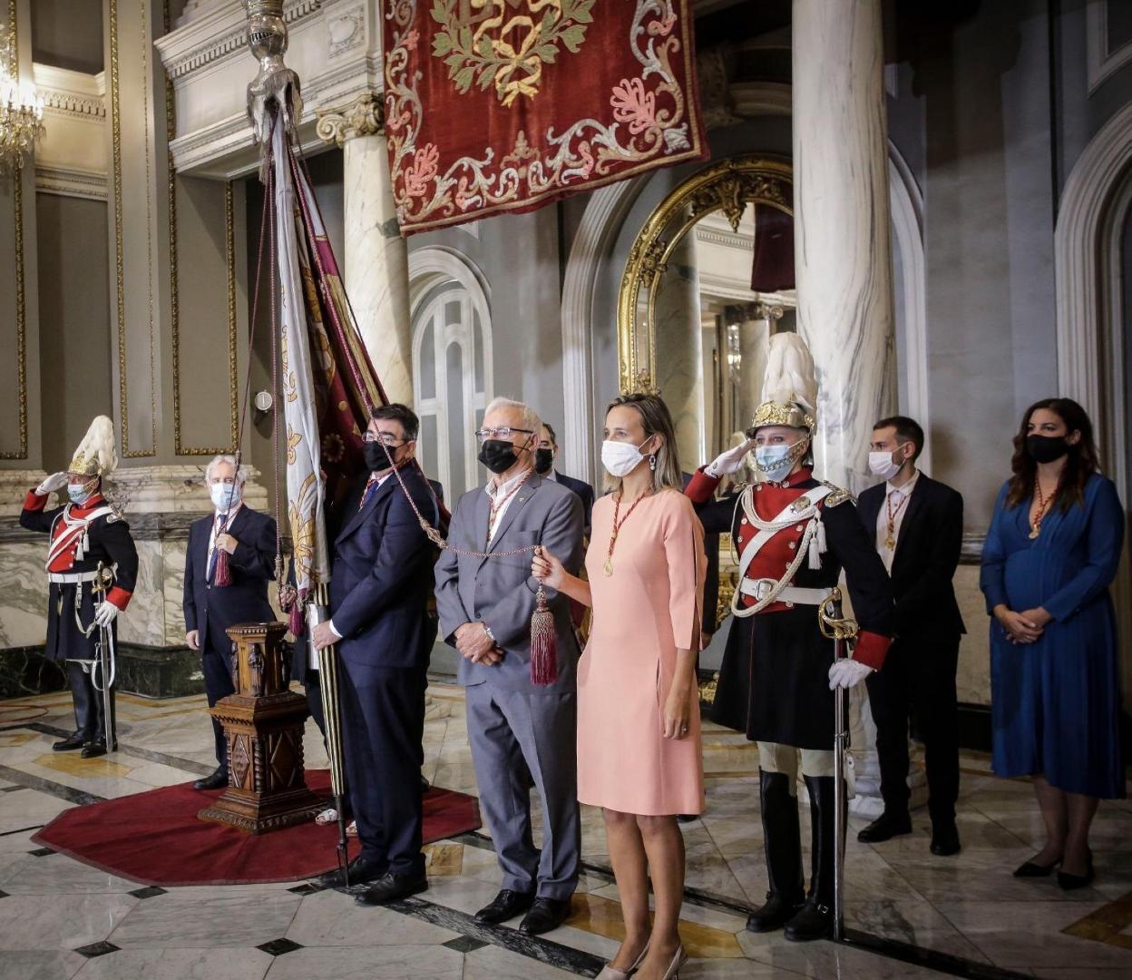 Emiliano García, Narciso Estellés, Joan Ribó y María José Catalá ayer con la Senyera. 