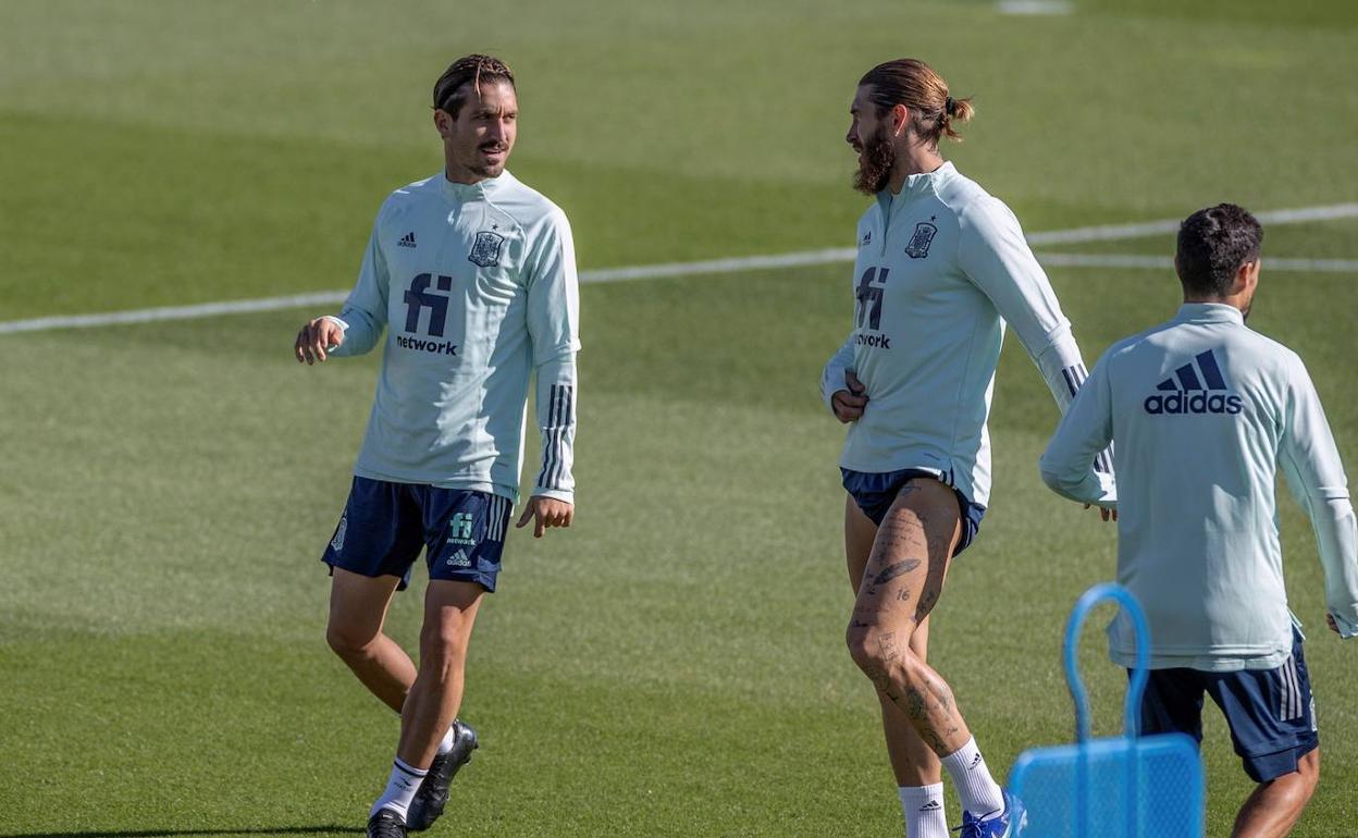 José Campaña, junto a Sergio Ramos durante un entrenamiento en Las Rozas.