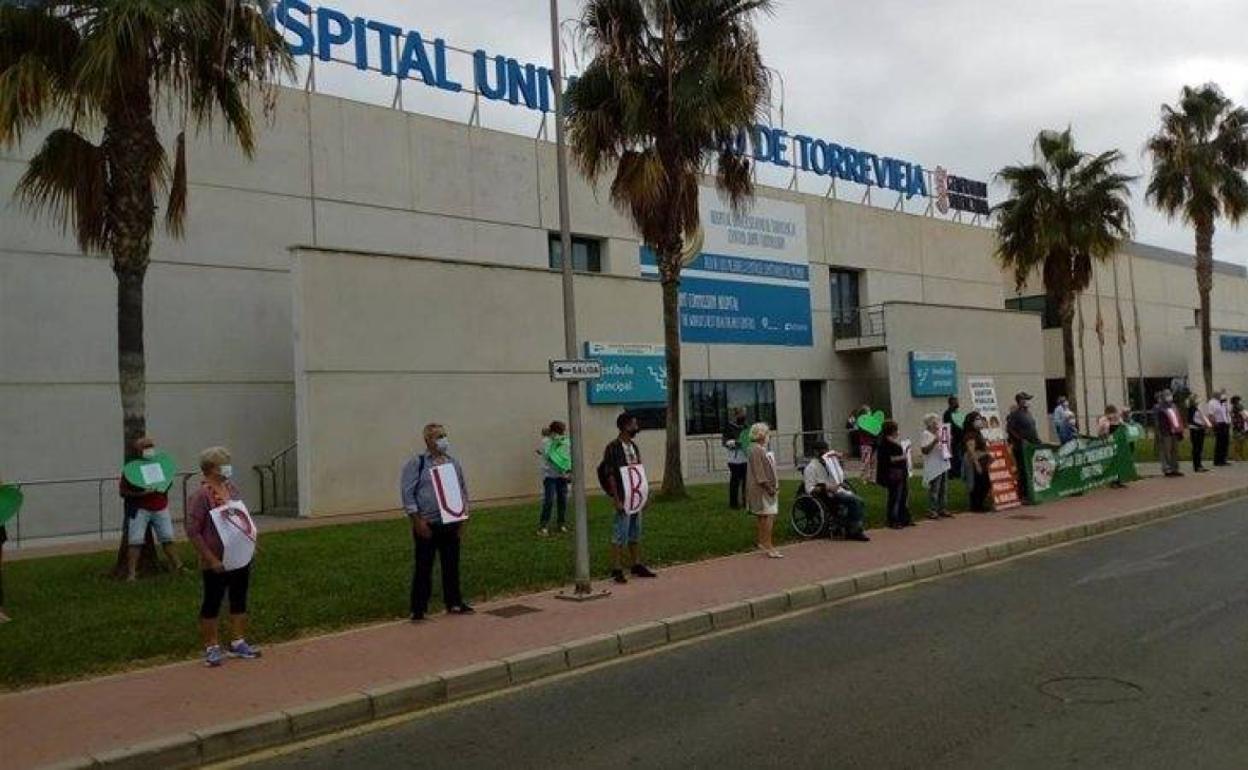 Escenificación de protesta frente al Hospital de Torrevieja. 