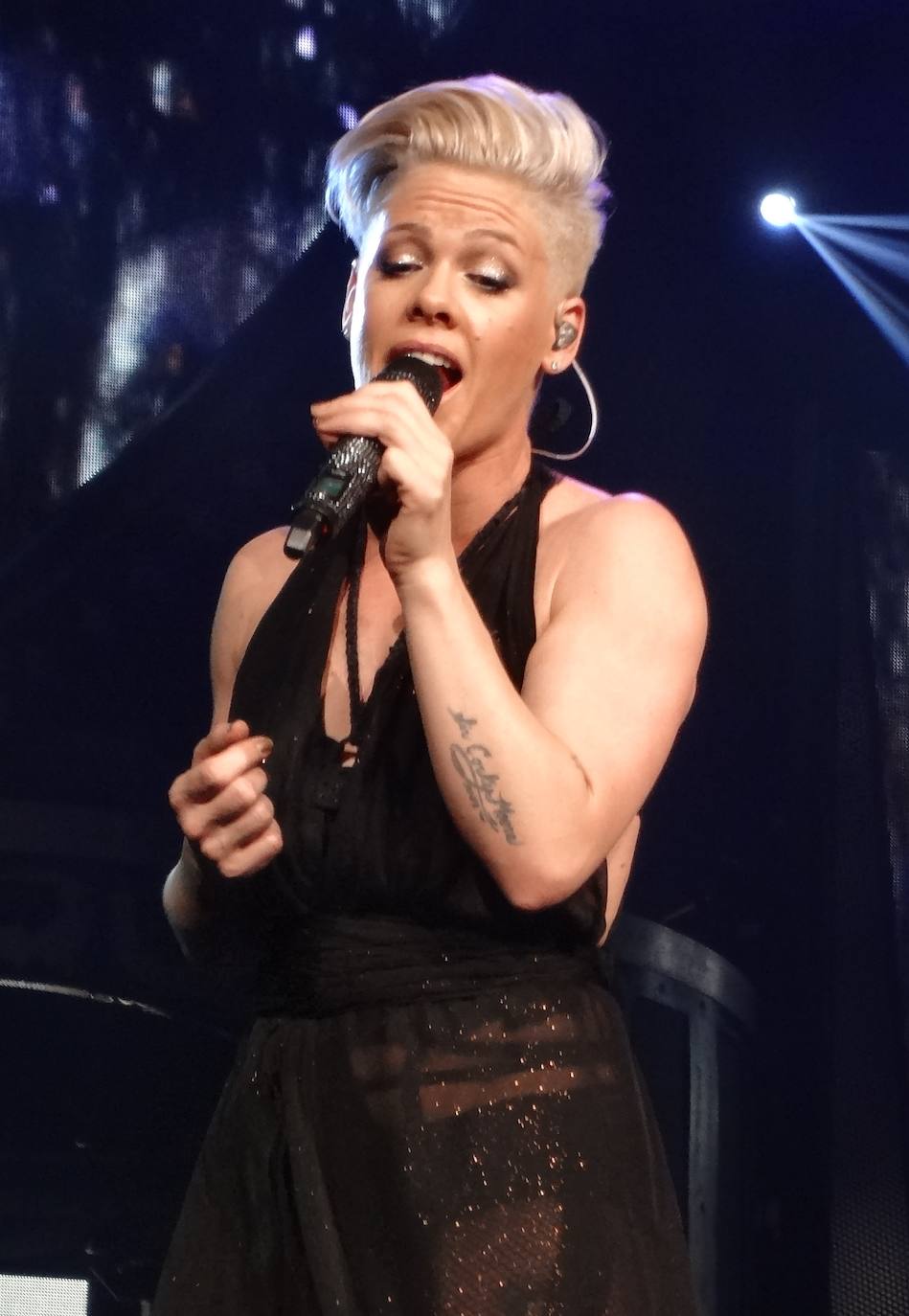 La cantante Pink reconoció haber estado realmente asustada después de que le diagnosticasen Covid-19 a ella y a su hijo, el pasado mes de abril. Una experiencia que la artista calificó como «aterradora».