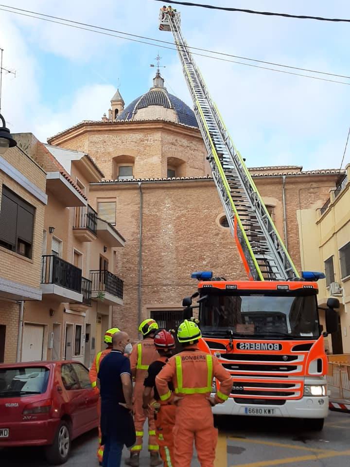 Fotos: Cae parte del tejado de la cúpula de la iglesia de Massamagrell
