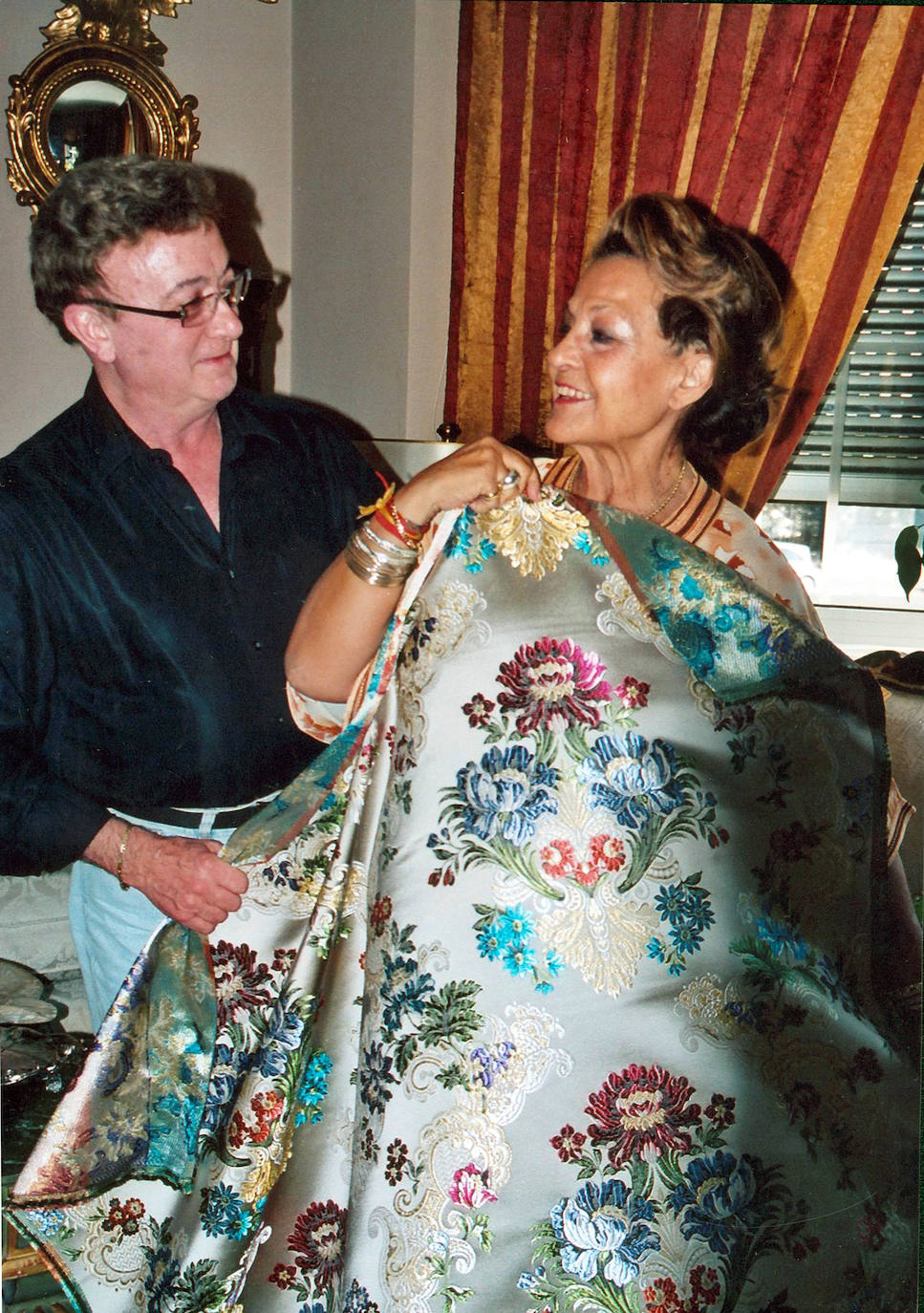 La actriz y cantante andaluza ha disfrutado de las fiestas valencianas en dos ocasiones, como fallera mayor de la Falla Plaza del Ángel en 1958 y en 2008 como fallera de honor de Na Jordana