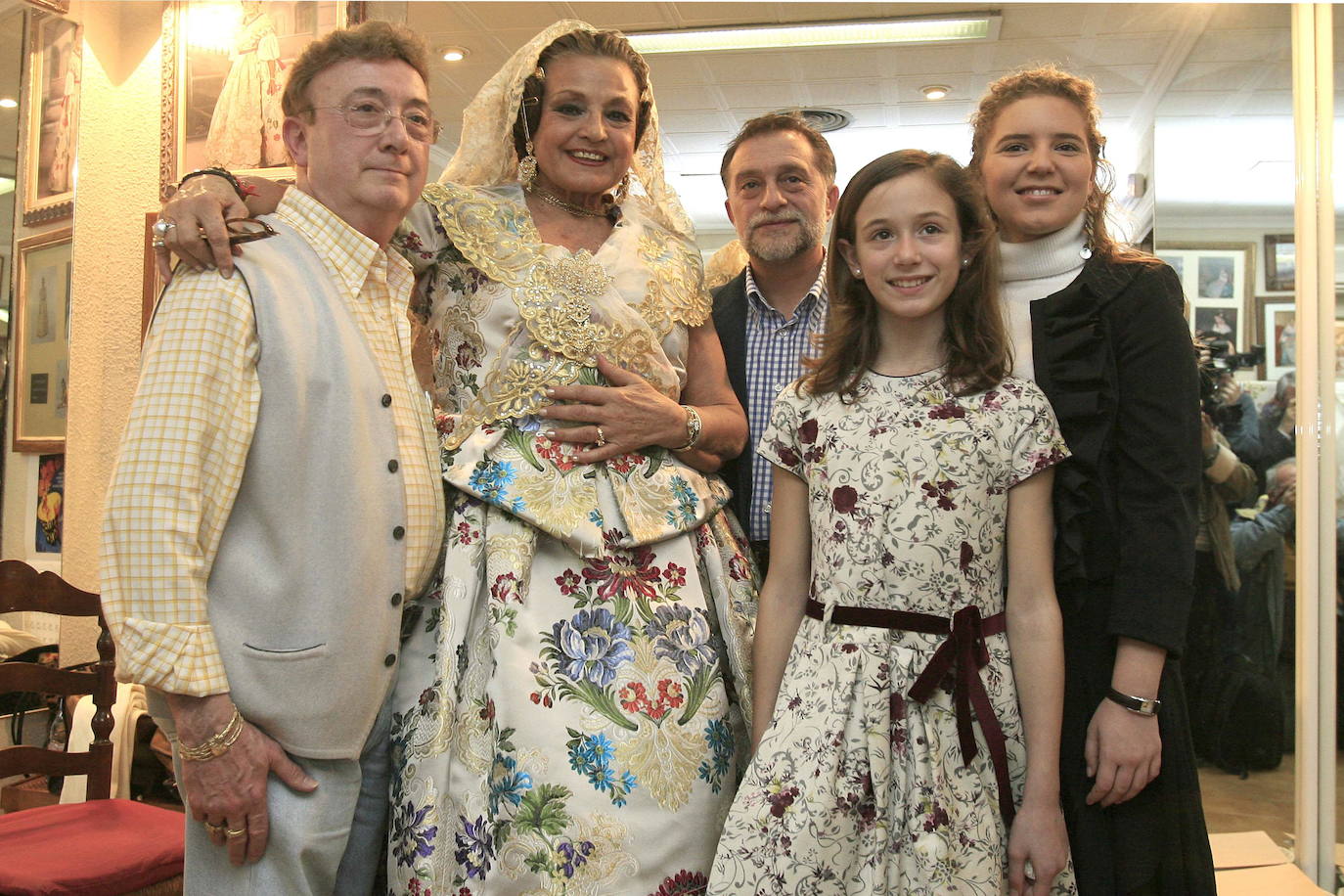 La actriz y cantante andaluza ha disfrutado de las fiestas valencianas en dos ocasiones, como fallera mayor de la Falla Plaza del Ángel en 1958 y en 2008 como fallera de honor de Na Jordana