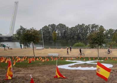 Imagen secundaria 1 - Banderas de España en la orilla del Guadalquivir.