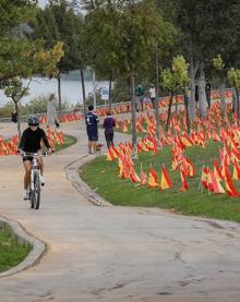 Imagen secundaria 2 - Banderas de España en la orilla del Guadalquivir.