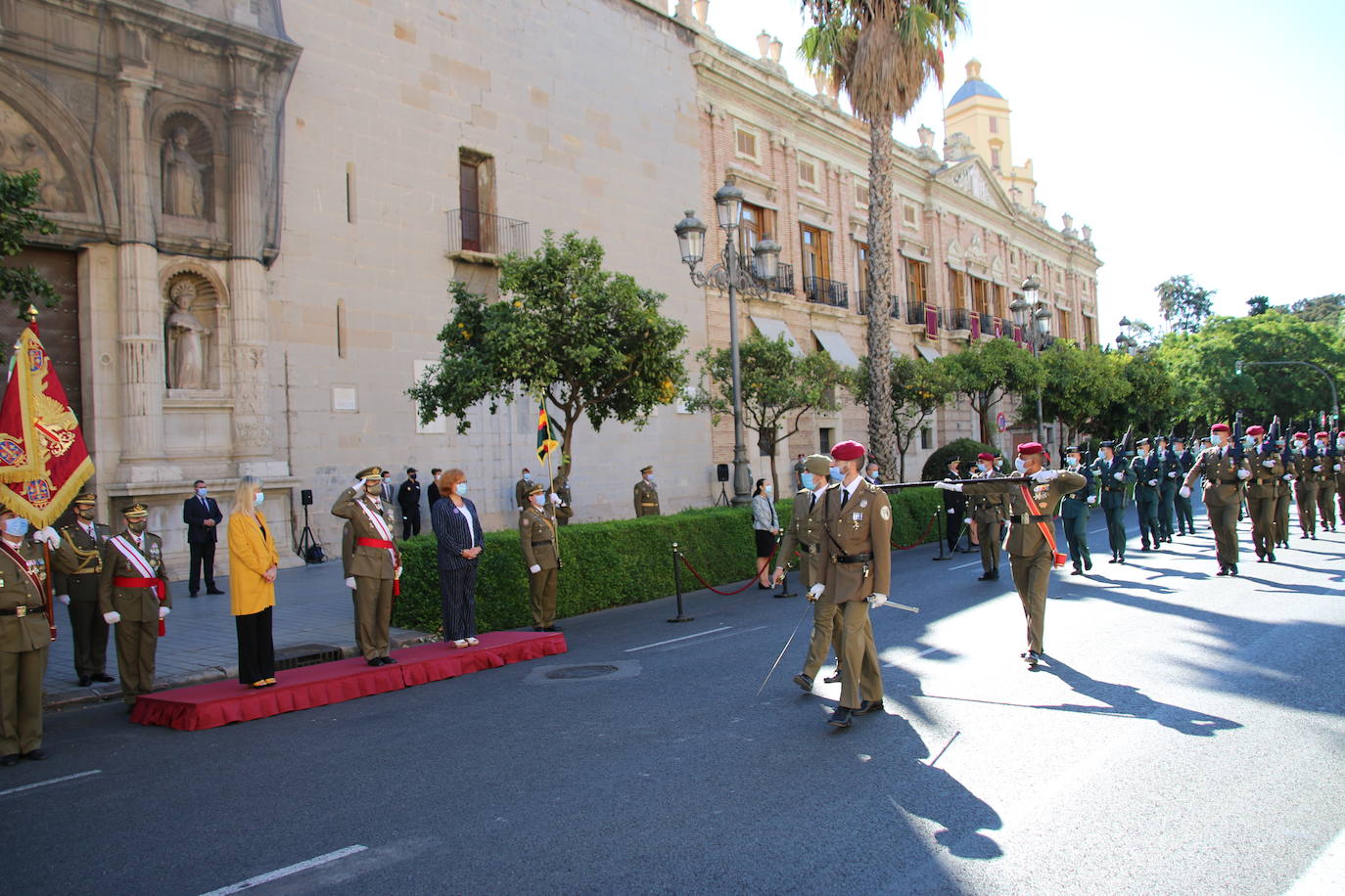 El Cuartel General Terrestre de Alta Disponibilidad y de Despliegue Rápido de la OTAN ha celebrado este lunes el Día de la Fiesta Nacional en su sede del Acuartelamiento Santo Domingo, antigua Capitanía General de Valencia. Este año, debido a la pandemia de coronavirus, el acto ha transcurrido con restricciones de acceso y entre medidas de seguridad. 