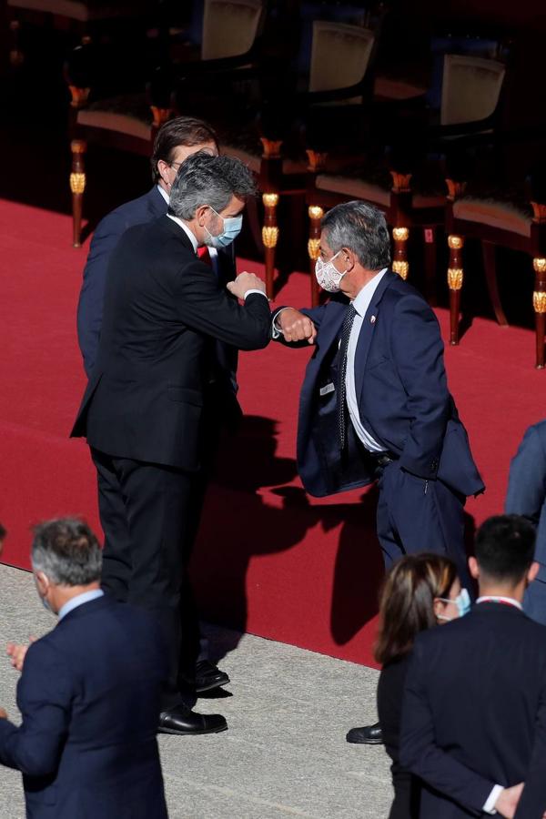 El acto del Día de la Fiesta Nacional, presidido por los reyes, se celebra en la plaza de la Armería del Palacio Real de Madrid. Felipe VI, la reina Letizia, la princesa Leonor y la infanta Sofía han sido recibidos por el presidente del Gobierno, Pedro Sánchez. En la plaza se encontraban todos los integrantes del Ejecutivo, salvo la titular de Exteriores, Arancha González Laya, incluido el vicepresidente segundo, Pablo Iglesias (que nunca había acudido a esta celebración) y el resto de ministros de Podemos. No ha faltado el presidente de la Comunitat, Ximo Puig, ni la de la Comunidad de Madrid, Isabel Díaz Ayuso