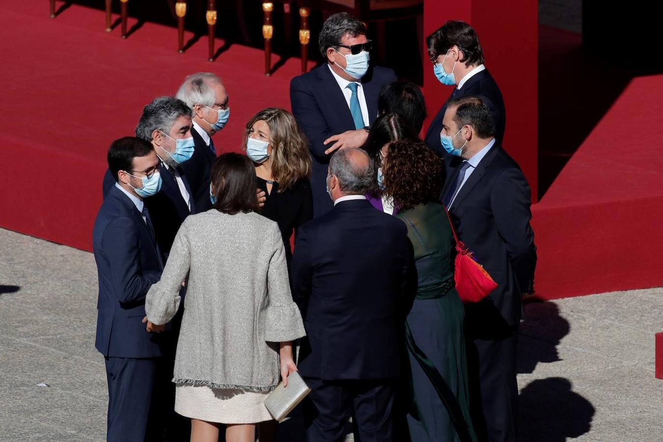 El acto del Día de la Fiesta Nacional, presidido por los reyes, se celebra en la plaza de la Armería del Palacio Real de Madrid. Felipe VI, la reina Letizia, la princesa Leonor y la infanta Sofía han sido recibidos por el presidente del Gobierno, Pedro Sánchez. En la plaza se encontraban todos los integrantes del Ejecutivo, salvo la titular de Exteriores, Arancha González Laya, incluido el vicepresidente segundo, Pablo Iglesias (que nunca había acudido a esta celebración) y el resto de ministros de Podemos. No ha faltado el presidente de la Comunitat, Ximo Puig, ni la de la Comunidad de Madrid, Isabel Díaz Ayuso