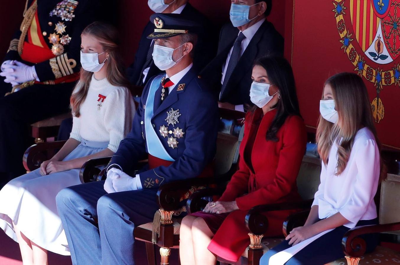 El acto del Día de la Fiesta Nacional, presidido por los reyes, se celebra en la plaza de la Armería del Palacio Real de Madrid. Felipe VI, la reina Letizia, la princesa Leonor y la infanta Sofía han sido recibidos por el presidente del Gobierno, Pedro Sánchez. En la plaza se encontraban todos los integrantes del Ejecutivo, salvo la titular de Exteriores, Arancha González Laya, incluido el vicepresidente segundo, Pablo Iglesias (que nunca había acudido a esta celebración) y el resto de ministros de Podemos. No ha faltado el presidente de la Comunitat, Ximo Puig, ni la de la Comunidad de Madrid, Isabel Díaz Ayuso