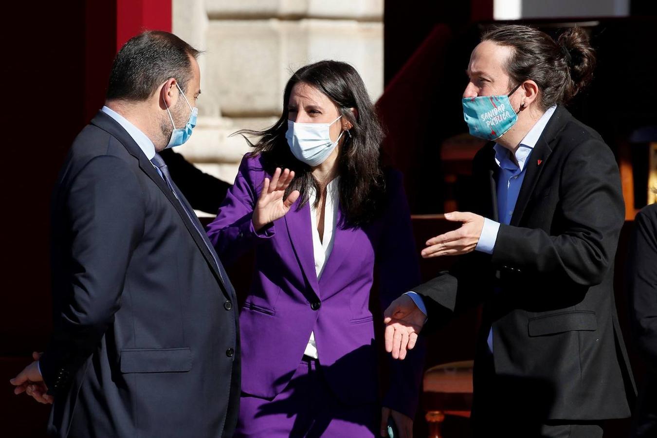 El acto del Día de la Fiesta Nacional, presidido por los reyes, se celebra en la plaza de la Armería del Palacio Real de Madrid. Felipe VI, la reina Letizia, la princesa Leonor y la infanta Sofía han sido recibidos por el presidente del Gobierno, Pedro Sánchez. En la plaza se encontraban todos los integrantes del Ejecutivo, salvo la titular de Exteriores, Arancha González Laya, incluido el vicepresidente segundo, Pablo Iglesias (que nunca había acudido a esta celebración) y el resto de ministros de Podemos. No ha faltado el presidente de la Comunitat, Ximo Puig, ni la de la Comunidad de Madrid, Isabel Díaz Ayuso