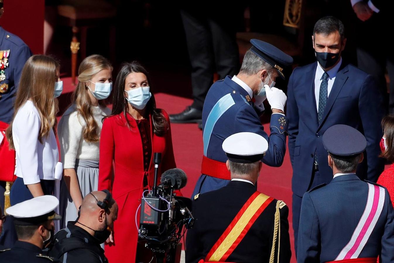 El acto del Día de la Fiesta Nacional, presidido por los reyes, se celebra en la plaza de la Armería del Palacio Real de Madrid. Felipe VI, la reina Letizia, la princesa Leonor y la infanta Sofía han sido recibidos por el presidente del Gobierno, Pedro Sánchez. En la plaza se encontraban todos los integrantes del Ejecutivo, salvo la titular de Exteriores, Arancha González Laya, incluido el vicepresidente segundo, Pablo Iglesias (que nunca había acudido a esta celebración) y el resto de ministros de Podemos. No ha faltado el presidente de la Comunitat, Ximo Puig, ni la de la Comunidad de Madrid, Isabel Díaz Ayuso