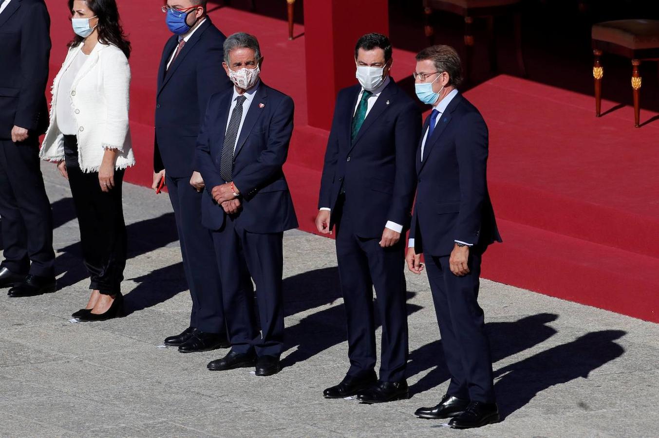 El acto del Día de la Fiesta Nacional, presidido por los reyes, se celebra en la plaza de la Armería del Palacio Real de Madrid. Felipe VI, la reina Letizia, la princesa Leonor y la infanta Sofía han sido recibidos por el presidente del Gobierno, Pedro Sánchez. En la plaza se encontraban todos los integrantes del Ejecutivo, salvo la titular de Exteriores, Arancha González Laya, incluido el vicepresidente segundo, Pablo Iglesias (que nunca había acudido a esta celebración) y el resto de ministros de Podemos. No ha faltado el presidente de la Comunitat, Ximo Puig, ni la de la Comunidad de Madrid, Isabel Díaz Ayuso