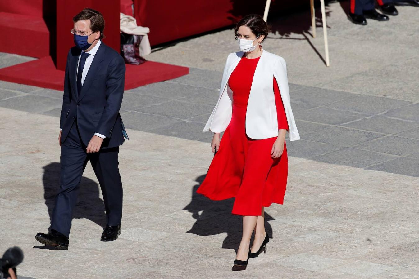 El acto del Día de la Fiesta Nacional, presidido por los reyes, se celebra en la plaza de la Armería del Palacio Real de Madrid. Felipe VI, la reina Letizia, la princesa Leonor y la infanta Sofía han sido recibidos por el presidente del Gobierno, Pedro Sánchez. En la plaza se encontraban todos los integrantes del Ejecutivo, salvo la titular de Exteriores, Arancha González Laya, incluido el vicepresidente segundo, Pablo Iglesias (que nunca había acudido a esta celebración) y el resto de ministros de Podemos. No ha faltado el presidente de la Comunitat, Ximo Puig, ni la de la Comunidad de Madrid, Isabel Díaz Ayuso