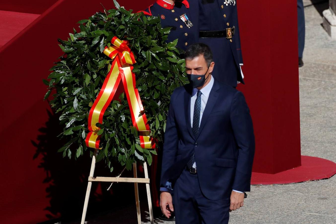 El acto del Día de la Fiesta Nacional, presidido por los reyes, se celebra en la plaza de la Armería del Palacio Real de Madrid. Felipe VI, la reina Letizia, la princesa Leonor y la infanta Sofía han sido recibidos por el presidente del Gobierno, Pedro Sánchez. En la plaza se encontraban todos los integrantes del Ejecutivo, salvo la titular de Exteriores, Arancha González Laya, incluido el vicepresidente segundo, Pablo Iglesias (que nunca había acudido a esta celebración) y el resto de ministros de Podemos. No ha faltado el presidente de la Comunitat, Ximo Puig, ni la de la Comunidad de Madrid, Isabel Díaz Ayuso