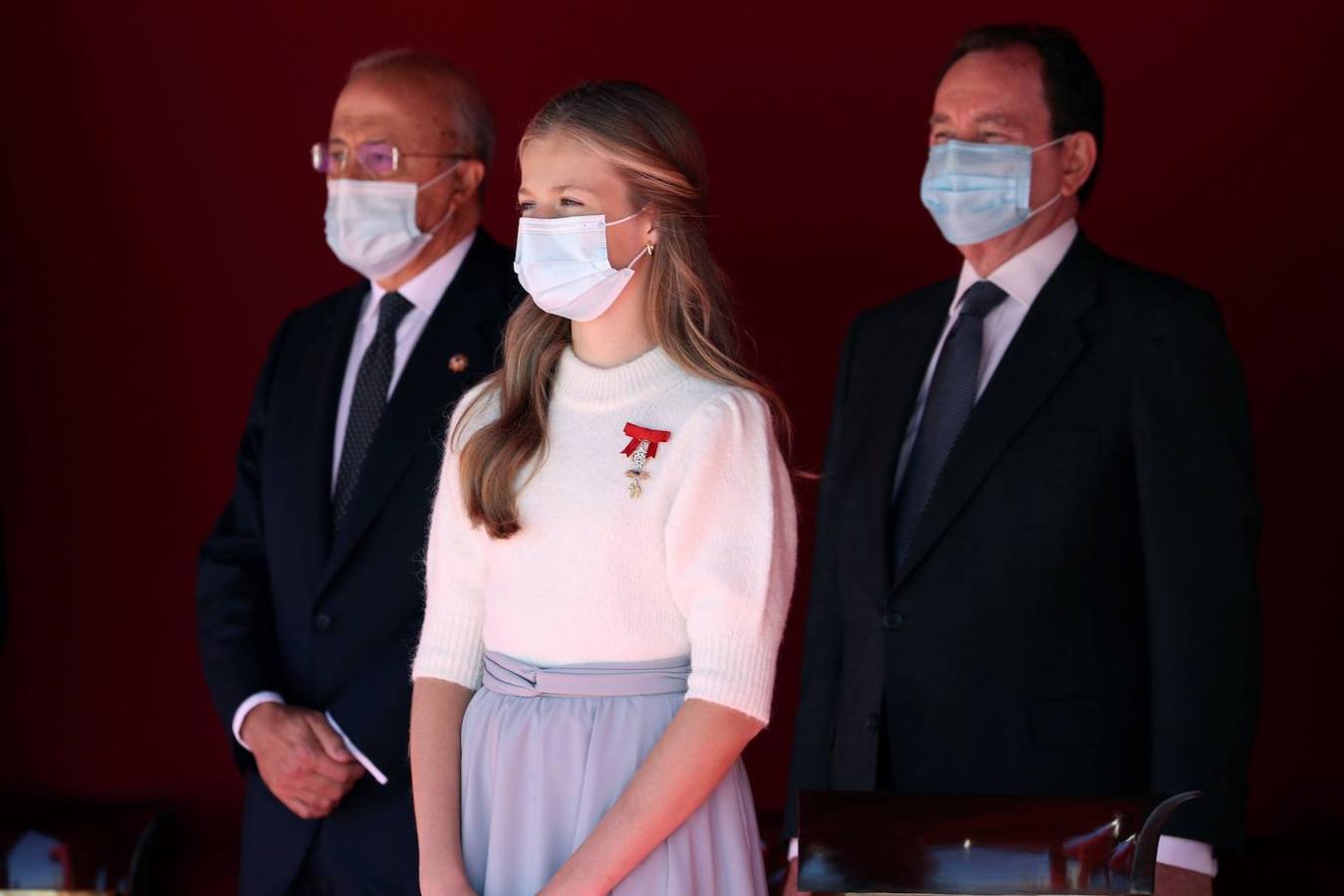 El acto del Día de la Fiesta Nacional, presidido por los reyes, se celebra en la plaza de la Armería del Palacio Real de Madrid. Felipe VI, la reina Letizia, la princesa Leonor y la infanta Sofía han sido recibidos por el presidente del Gobierno, Pedro Sánchez. En la plaza se encontraban todos los integrantes del Ejecutivo, salvo la titular de Exteriores, Arancha González Laya, incluido el vicepresidente segundo, Pablo Iglesias (que nunca había acudido a esta celebración) y el resto de ministros de Podemos. No ha faltado el presidente de la Comunitat, Ximo Puig, ni la de la Comunidad de Madrid, Isabel Díaz Ayuso